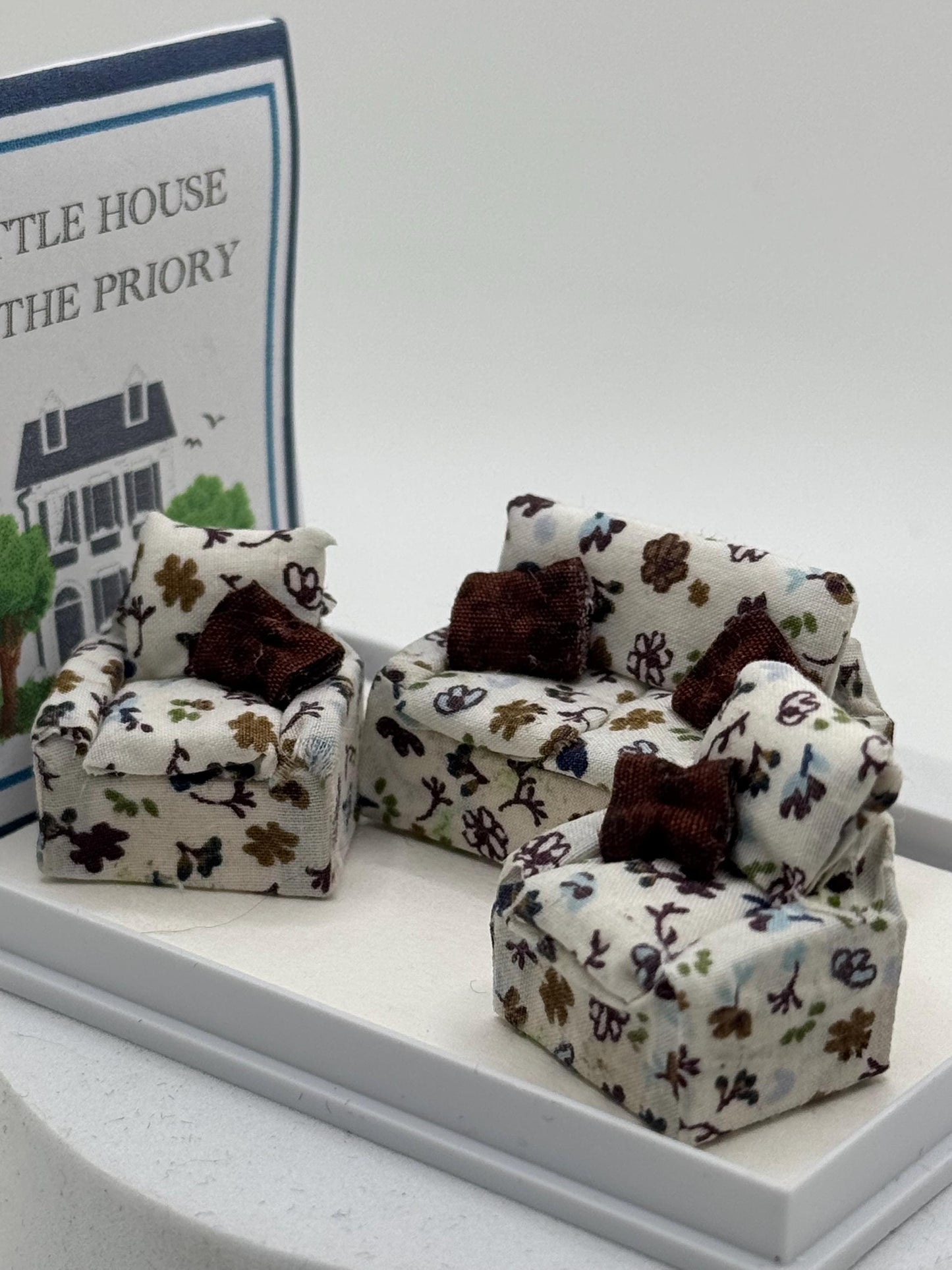 Dolls House 1/48th / 1:48 /Quarter Scale - Armchair / Sofa / Settee  set