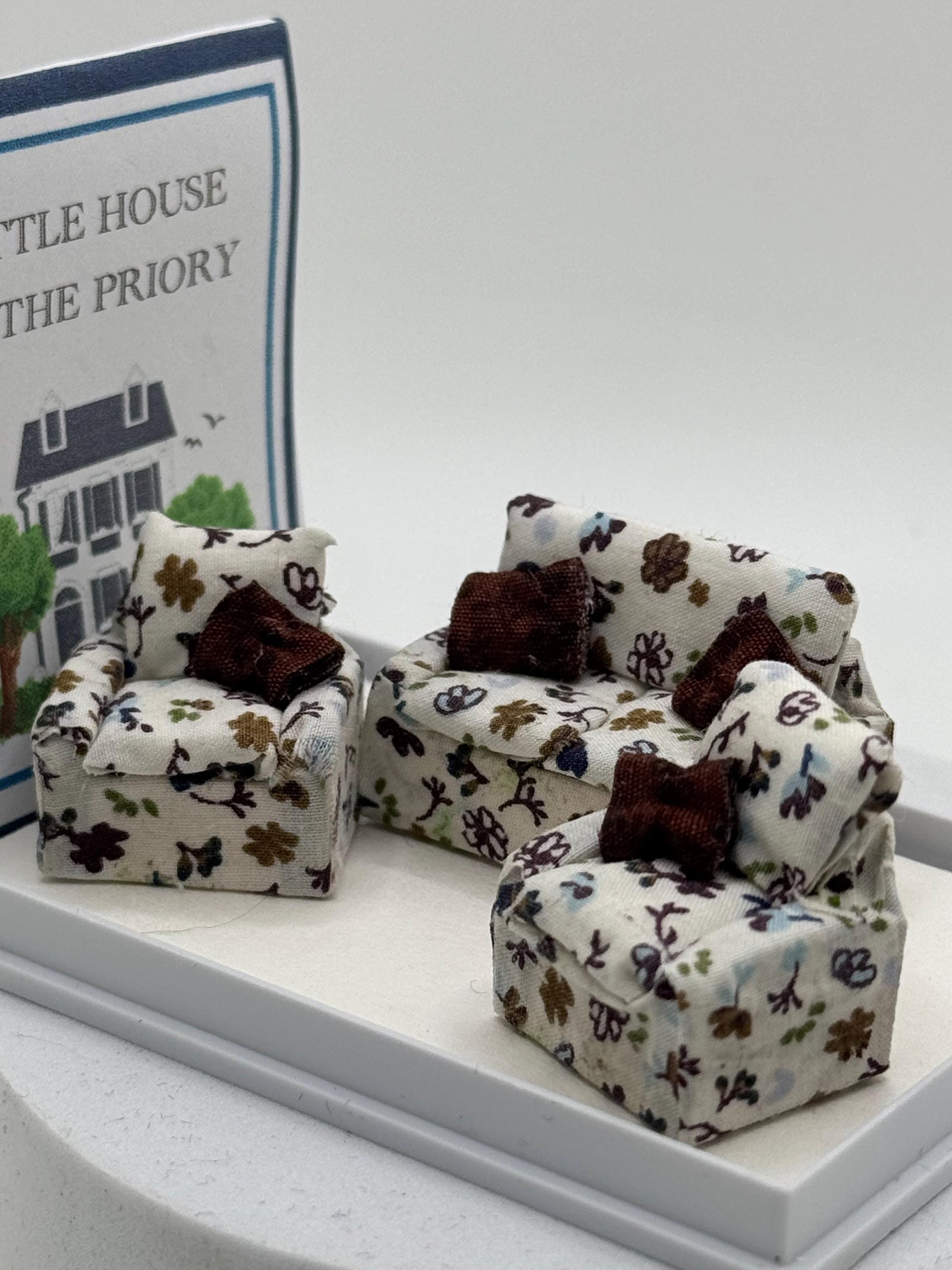 Dolls House 1/48th / 1:48 /Quarter Scale - Armchair / Sofa / Settee  set