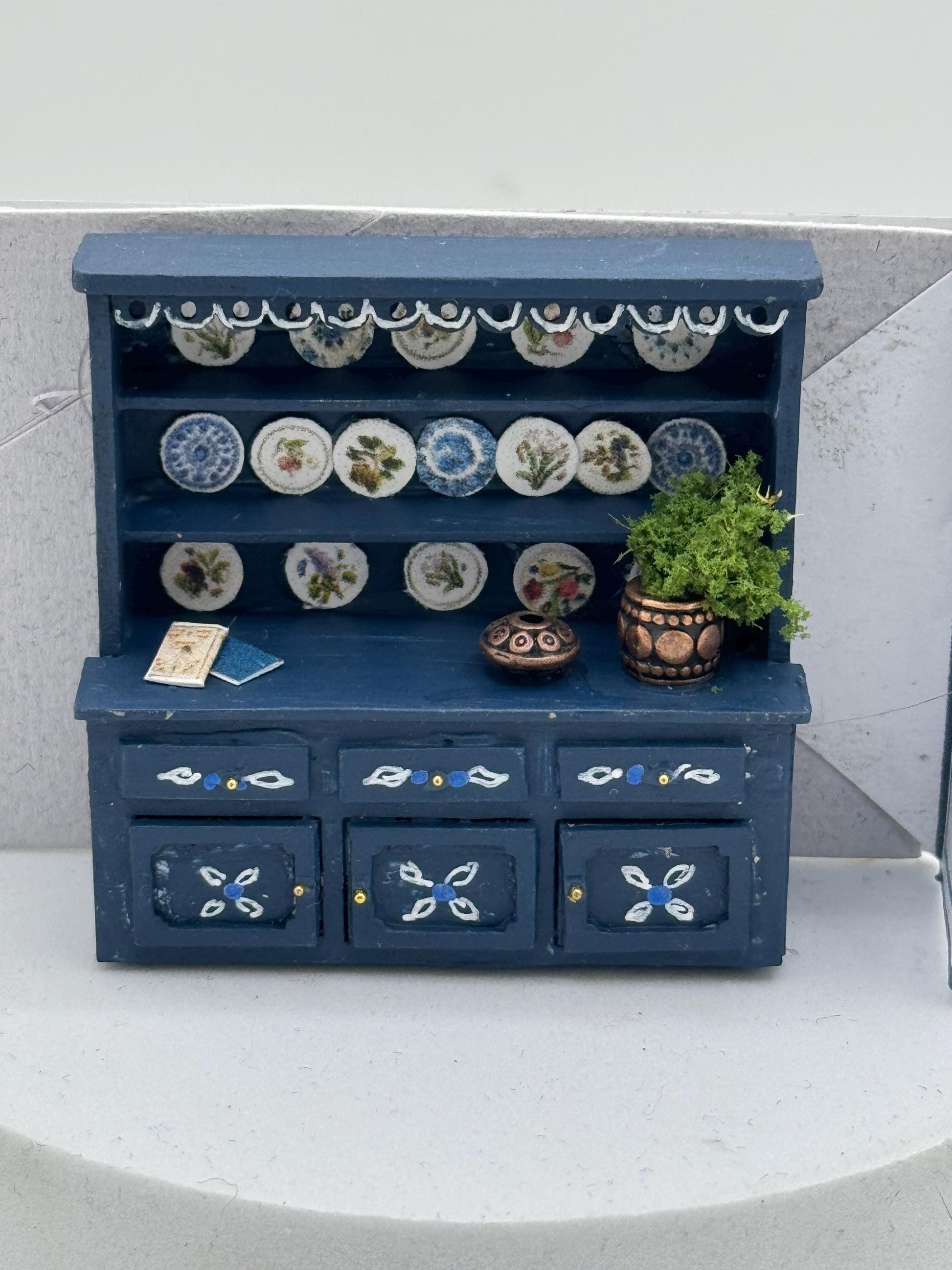 Dolls House 1/48th / 1:48 /Quarter Scale - dresser / hutch