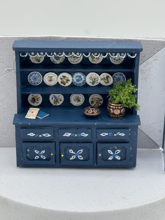 Dolls House 1/48th / 1:48 /Quarter Scale - dresser / hutch