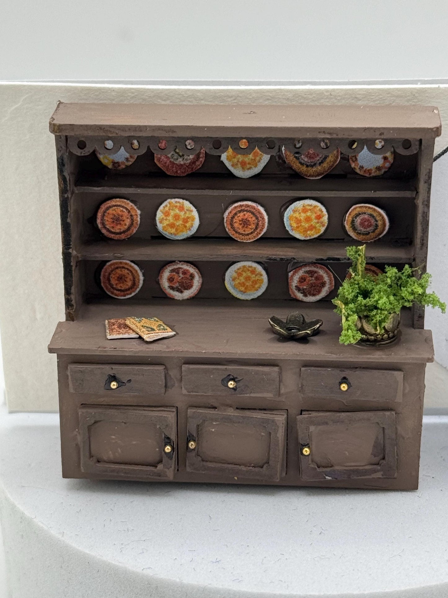 Dolls House 1/48th / 1:48 /Quarter Scale - Dresser / Hutch