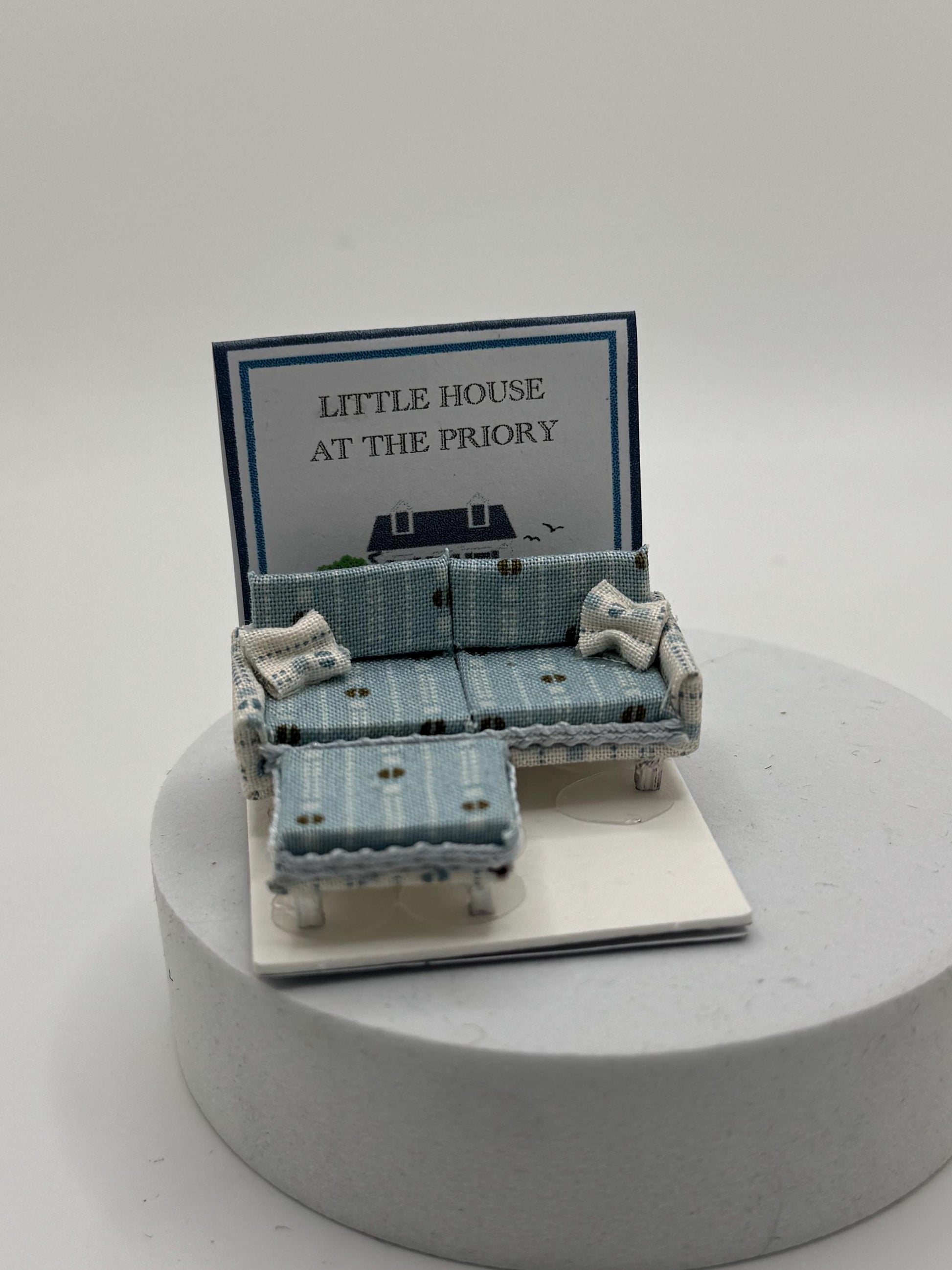 Dolls House 1/48th / 1:48 /Quarter Scale - Contemporary Sofa