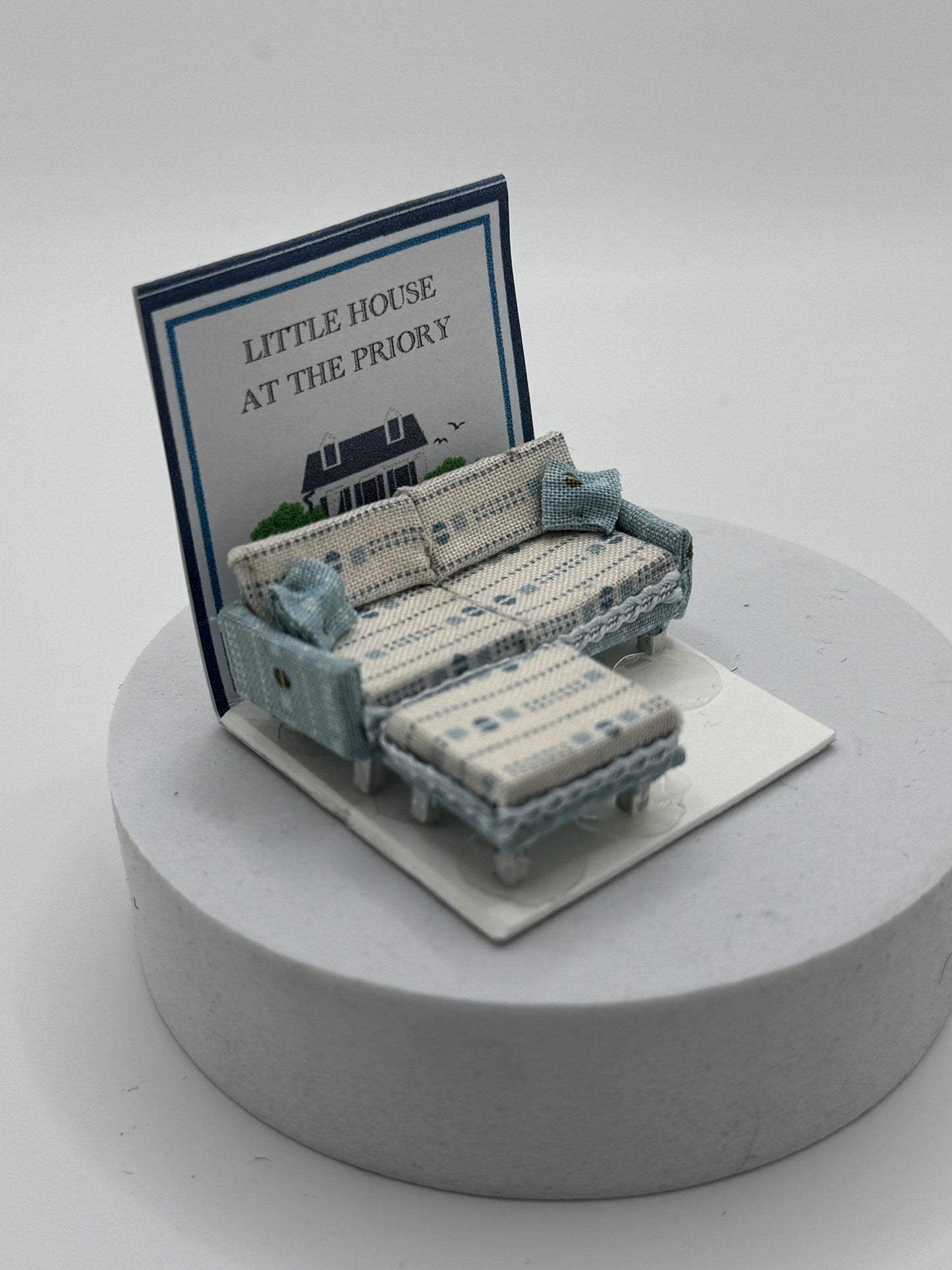 Dolls House 1/48th / 1:48 /Quarter Scale - Contemporary Sofa