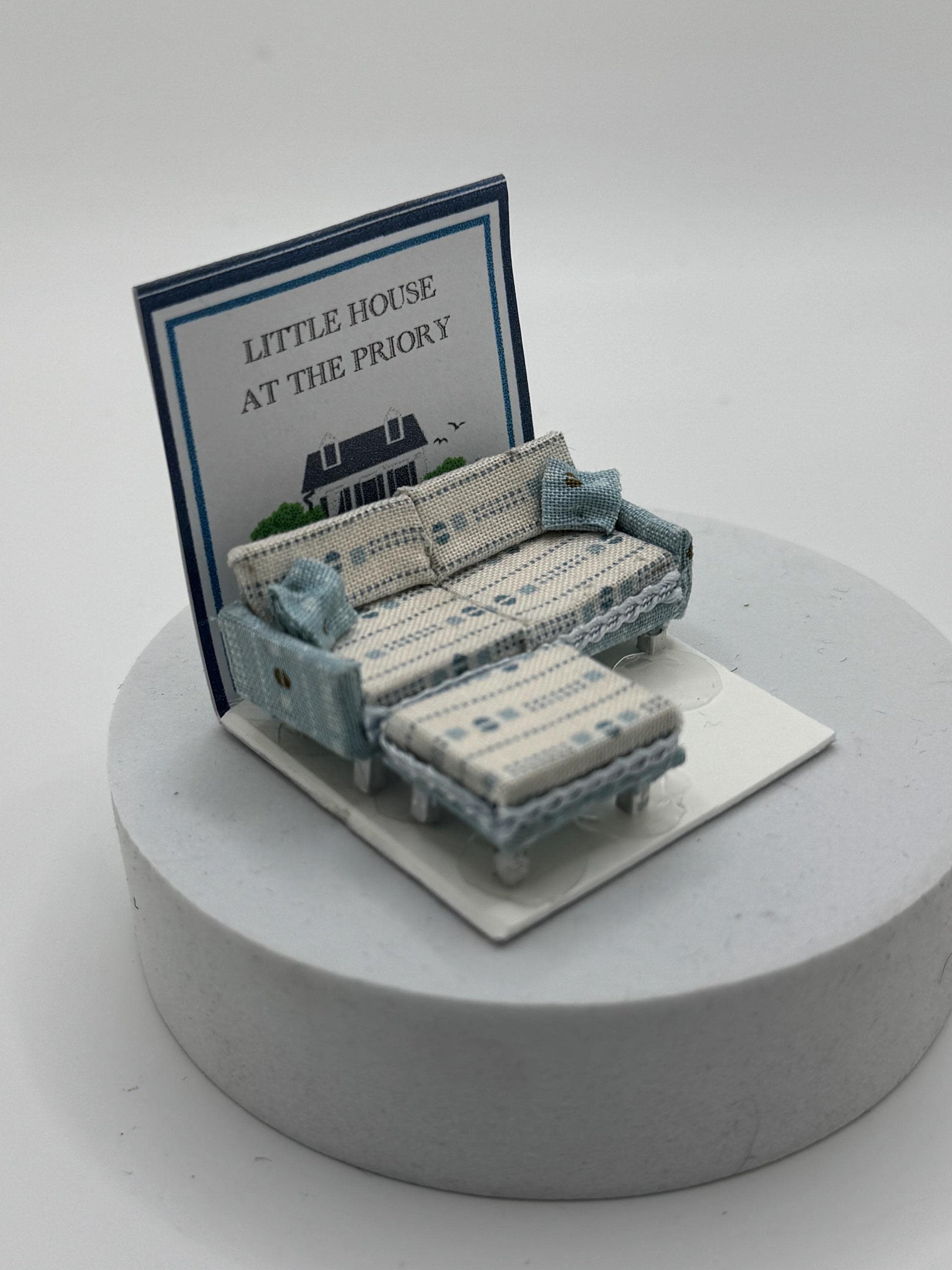 Dolls House 1/48th / 1:48 /Quarter Scale - Contemporary Sofa