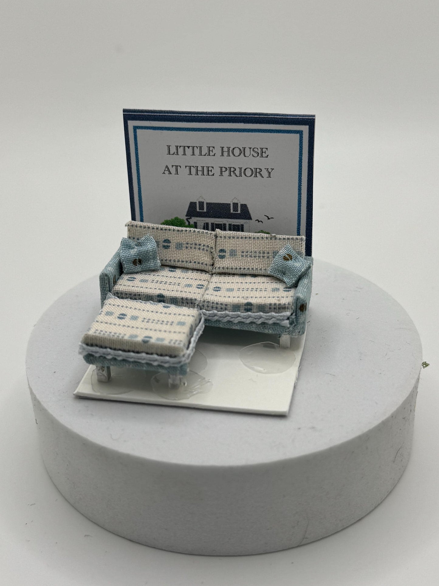 Dolls House 1/48th / 1:48 /Quarter Scale - Contemporary Sofa