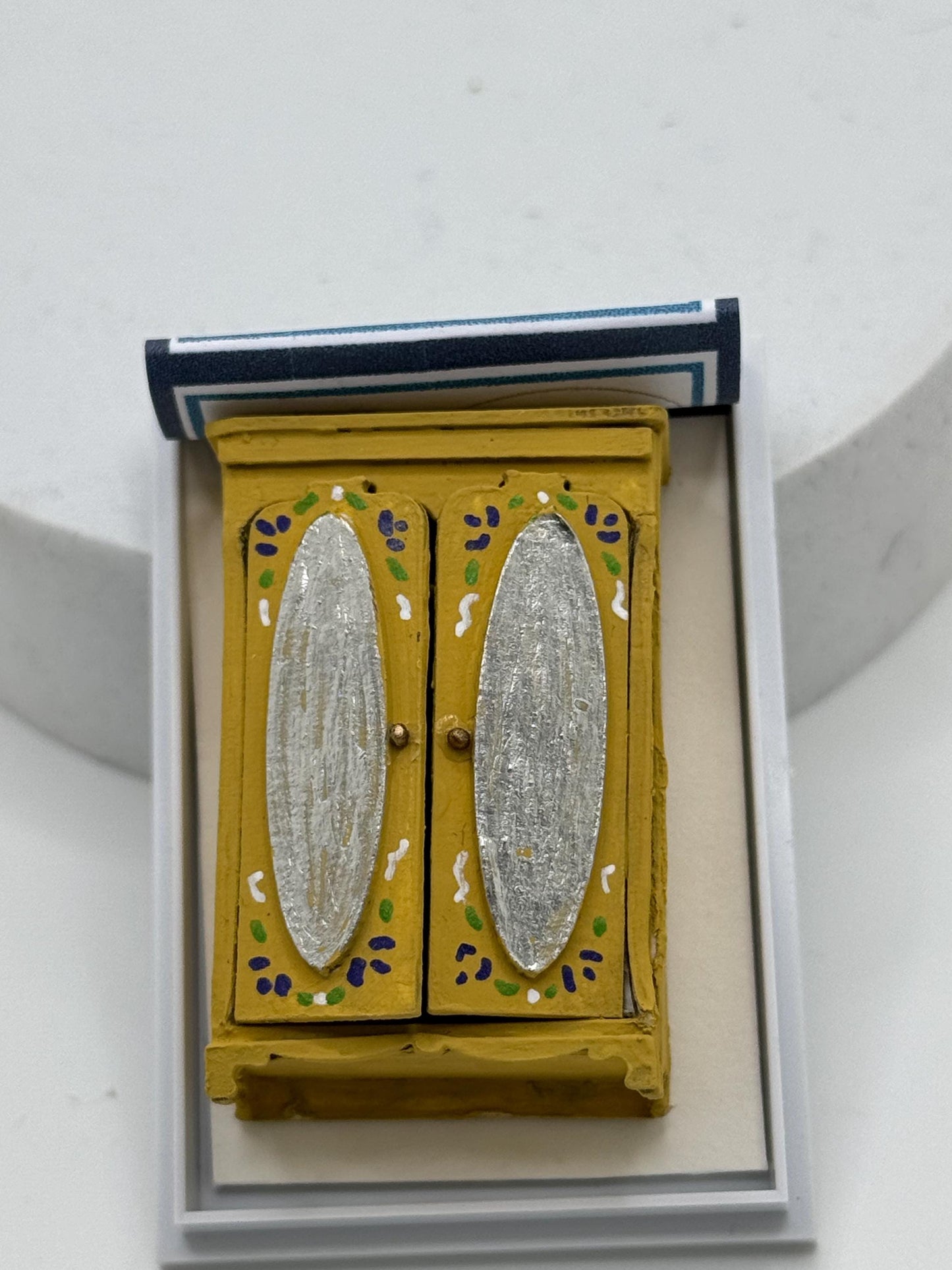 Dolls House 1/48th / 1:48 /Quarter Scale - wardrobe