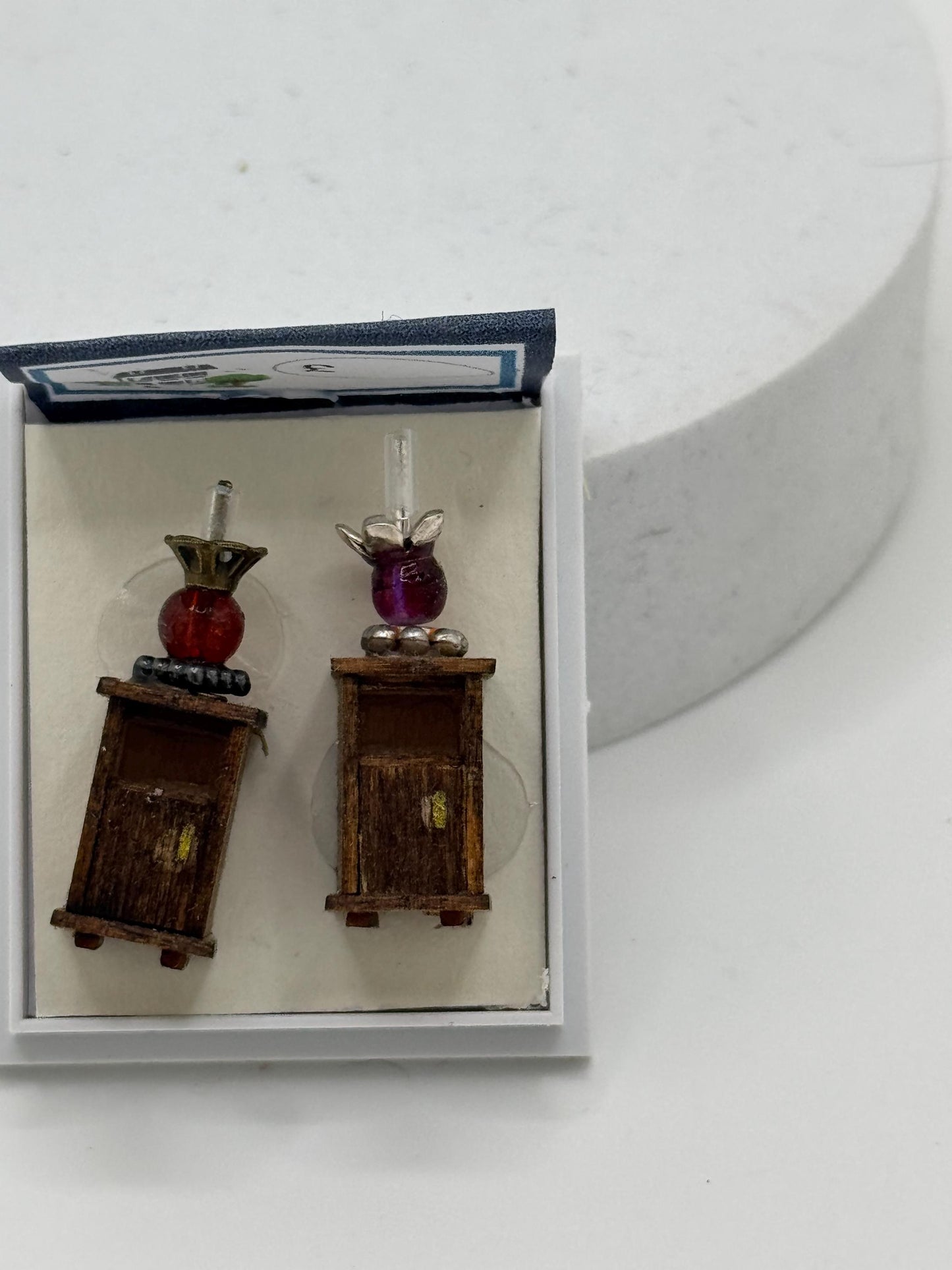 Dolls House 1/48th / 1:48 /Quarter Scale - s/2 bedside tables