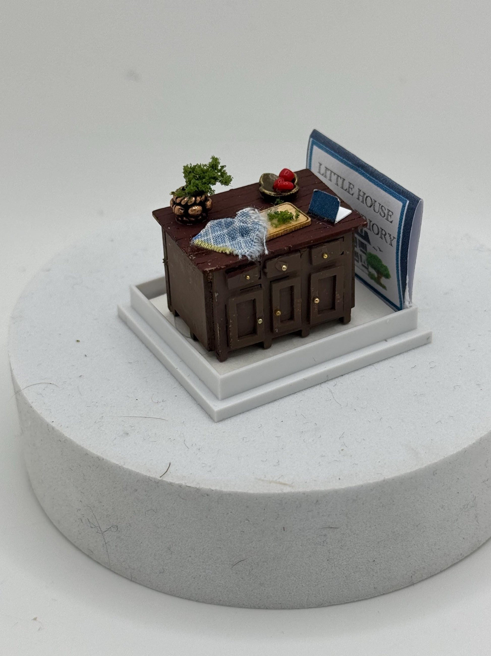 Dolls House 1/48th / 1:48 /Quarter Scale - kitchen island unit