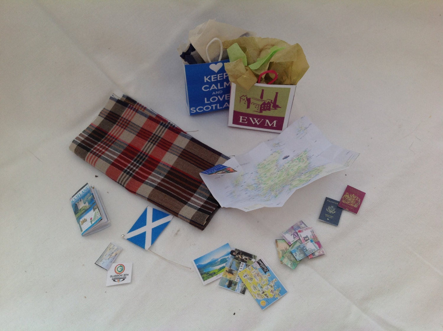 Dolls House Miniatures - 1/12th World Series travellers set - New York, San francisco, Toronto, Scotland