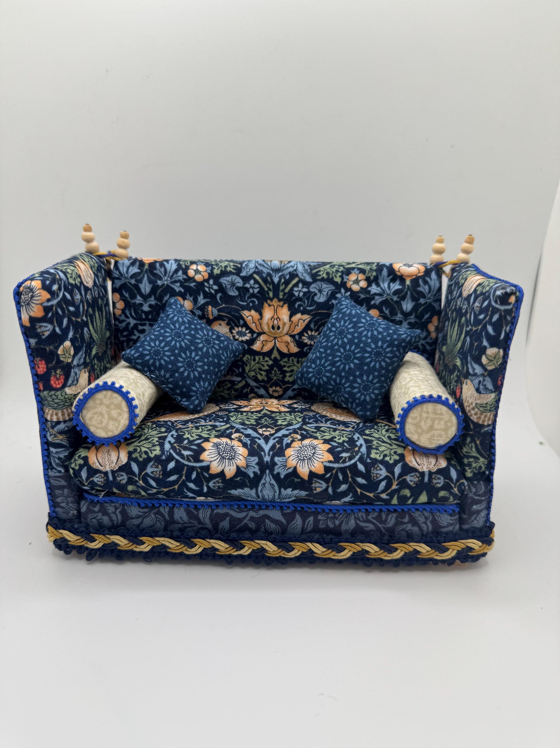 Dolls House Miniatures - 1/12th William Morris Knole Sofa