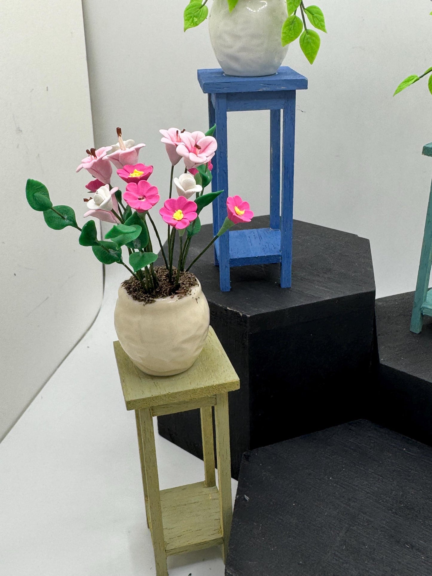 Dolls House Miniatures - 1/12 Plant Table stand with flowers x1