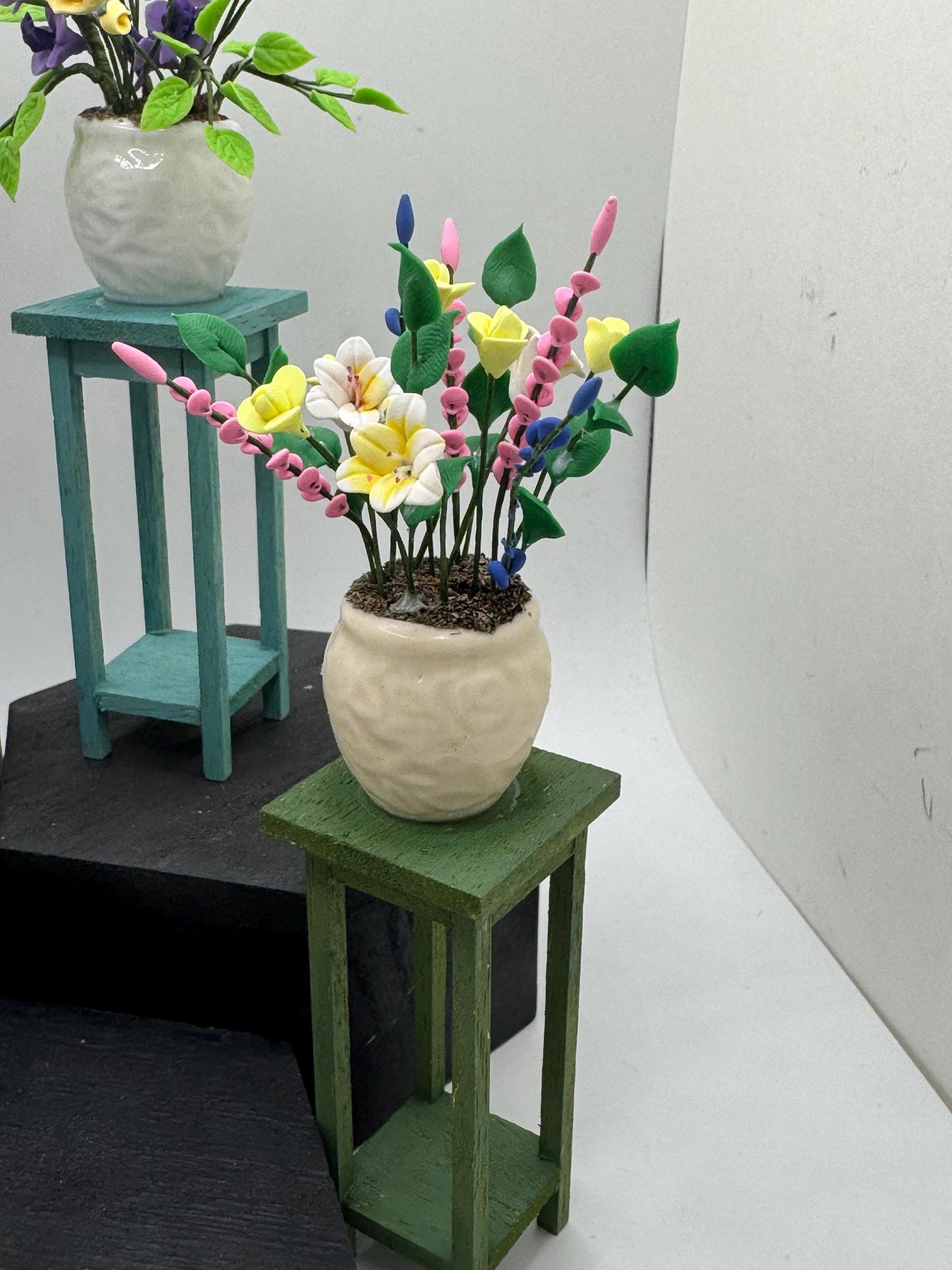 Dolls House Miniatures - 1/12 Plant Table stand with flowers x1