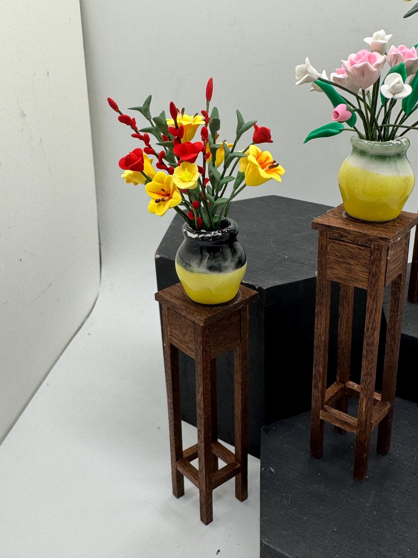 Dolls House Miniatures - 1/12 Plant Table stand with flowers x1