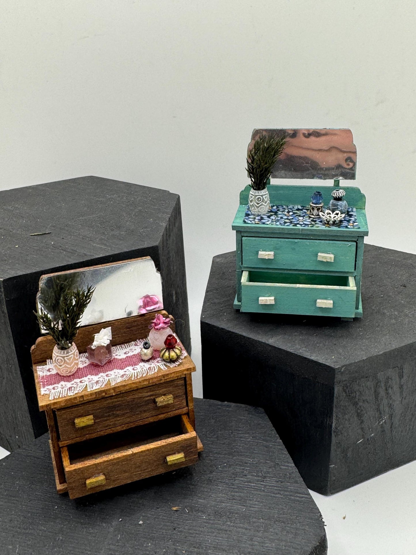 DOLLS HOUSE MINIATURES -   1/24th / 1:24th / Half Inch Scale  - dressing table