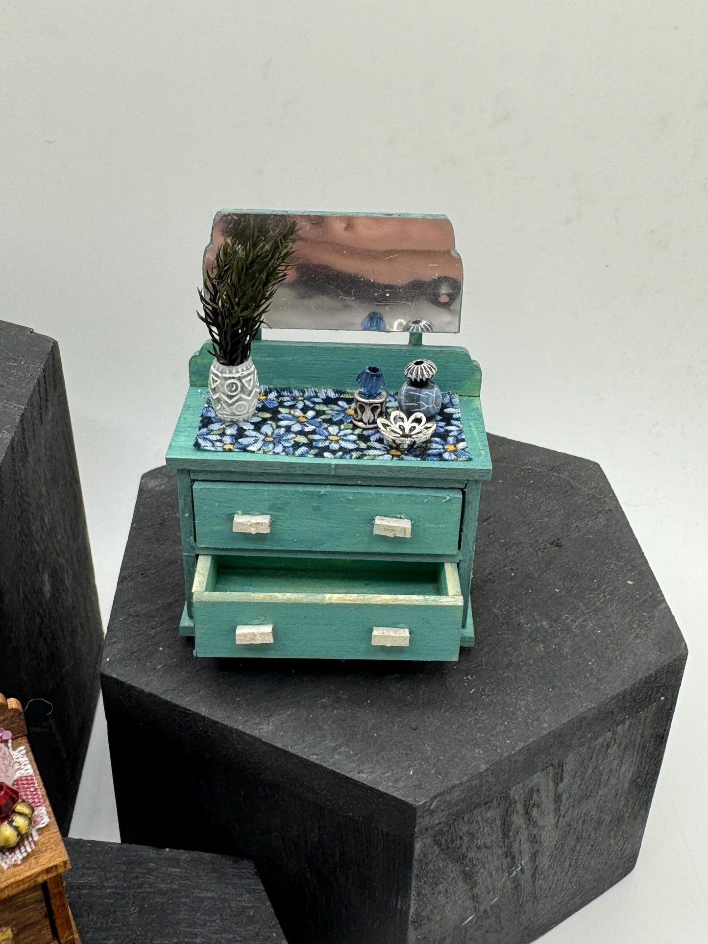 DOLLS HOUSE MINIATURES -   1/24th / 1:24th / Half Inch Scale  - dressing table