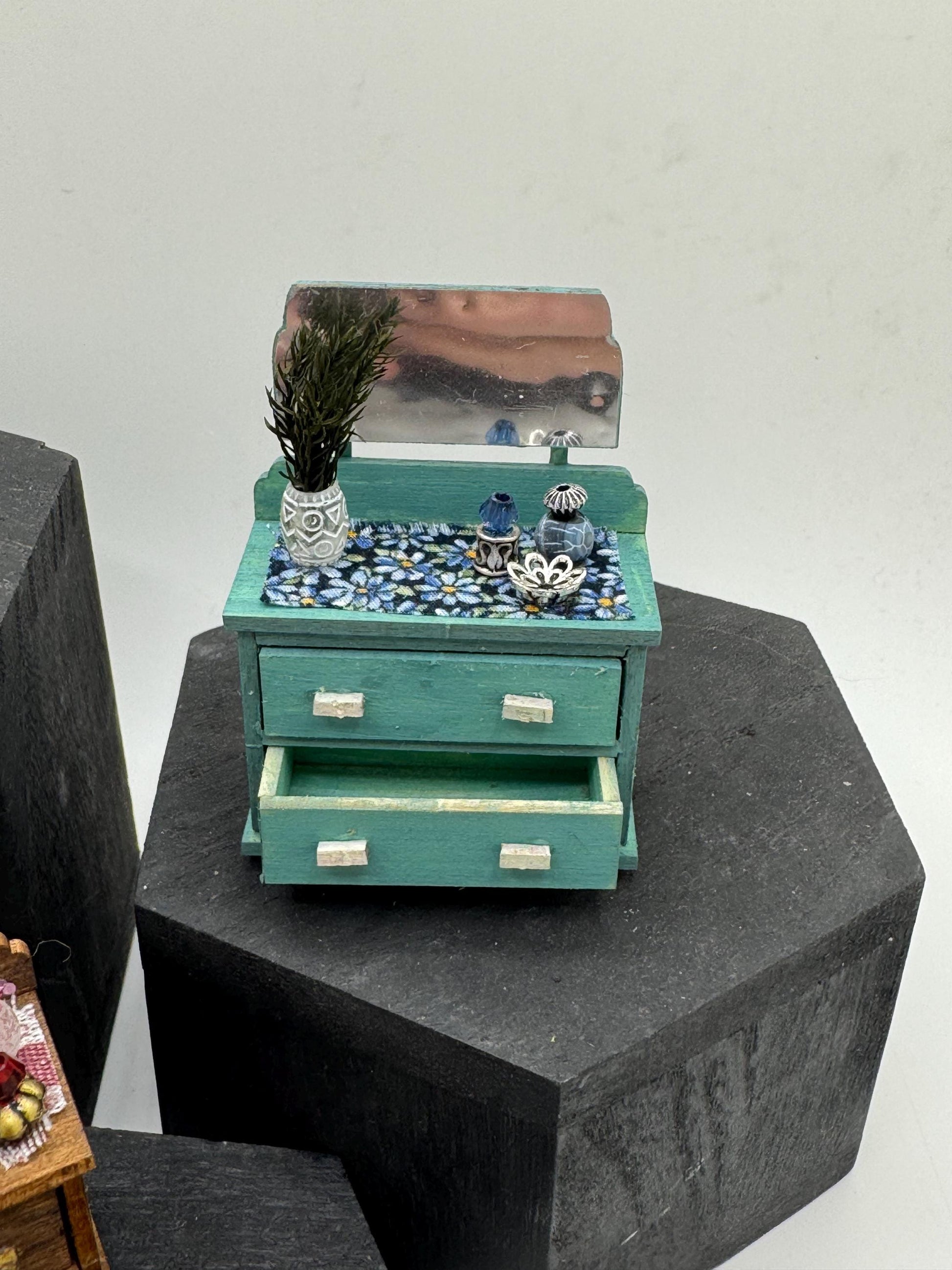 DOLLS HOUSE MINIATURES -   1/24th / 1:24th / Half Inch Scale  - dressing table
