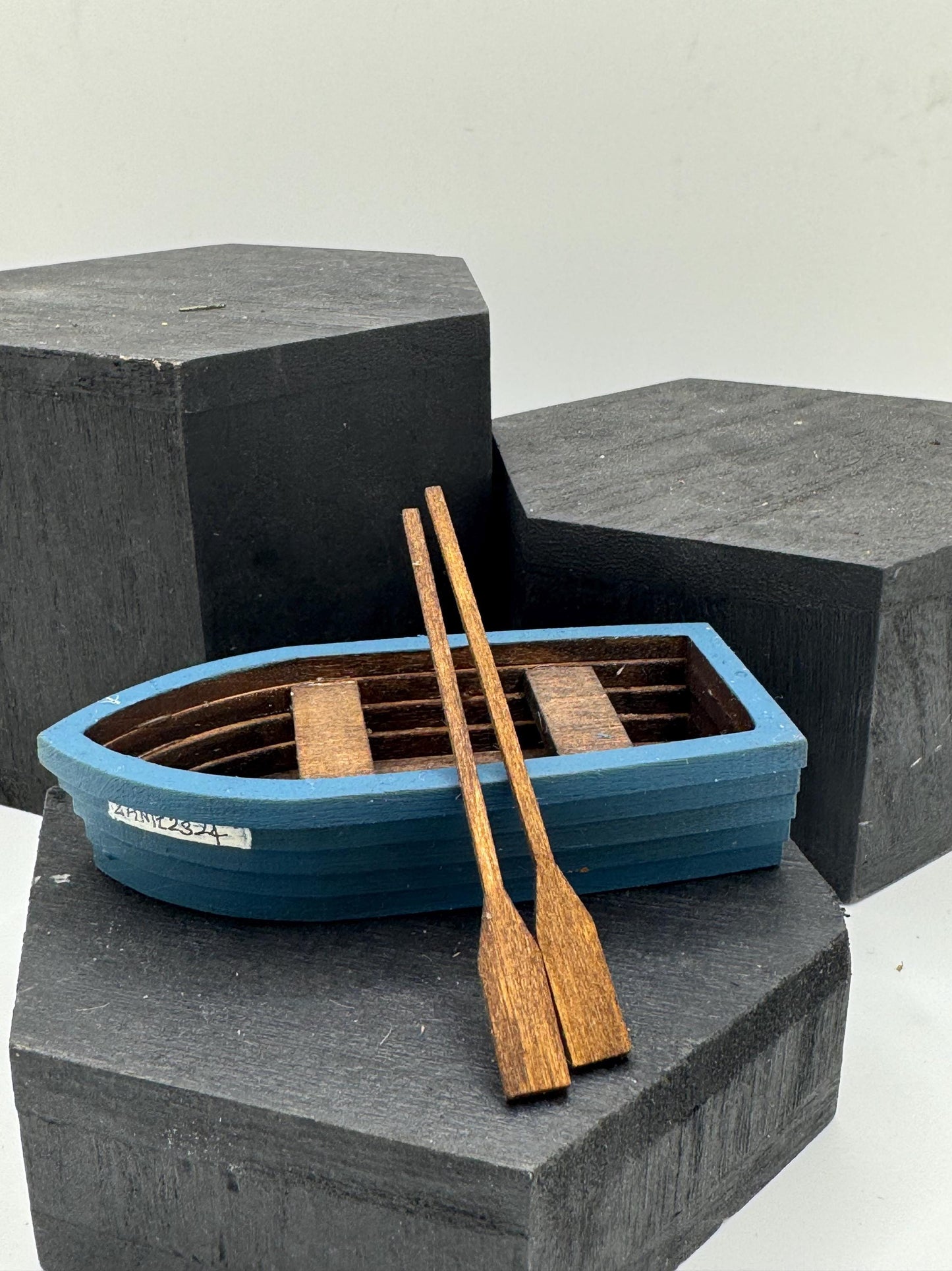 DOLLS HOUSE MINIATURES -   1/24th / 1:24th / Half Inch Scale  - Boat x 1