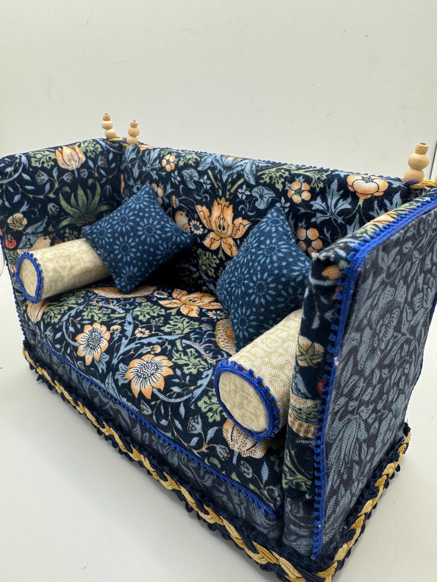 Dolls House Miniatures - 1/12th William Morris Knole Sofa