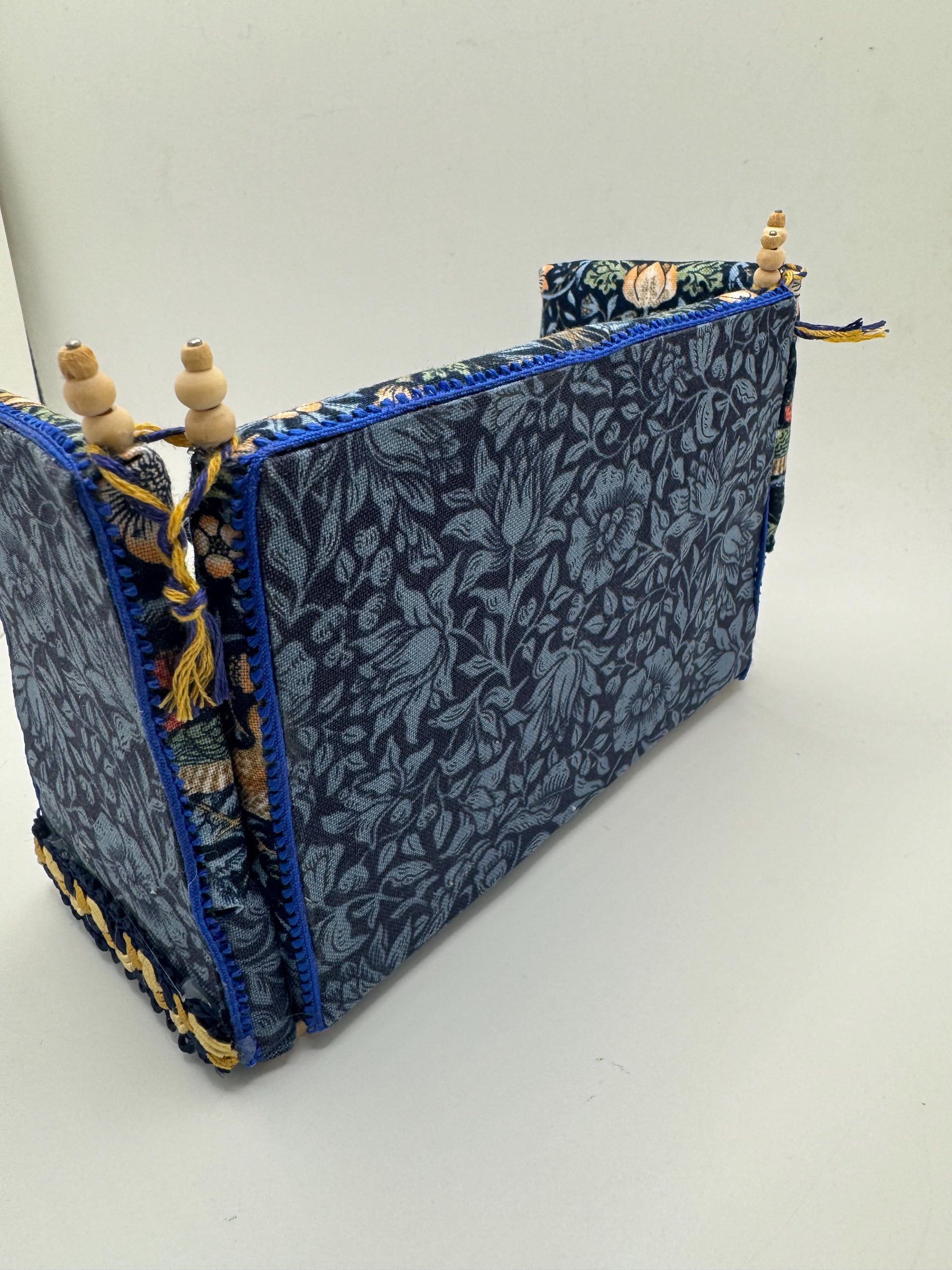 Dolls House Miniatures - 1/12th William Morris Knole Sofa