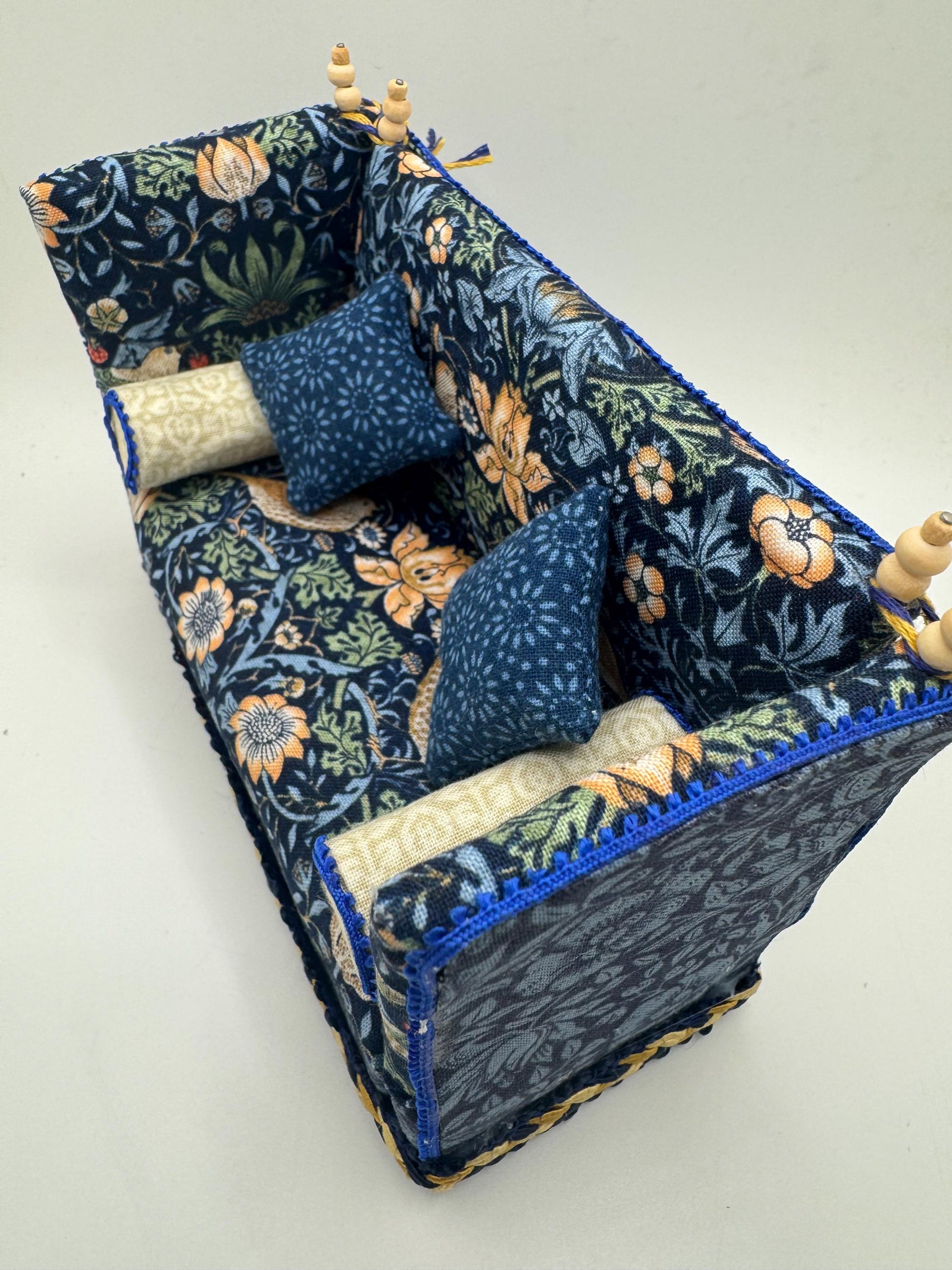 Dolls House Miniatures - 1/12th William Morris Knole Sofa