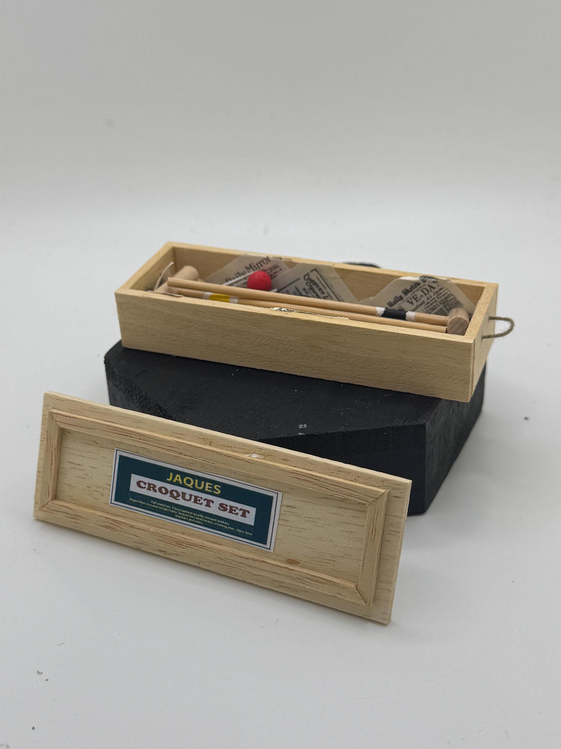 Dolls House Miniatures - 1/12th  - Croquet Box x1