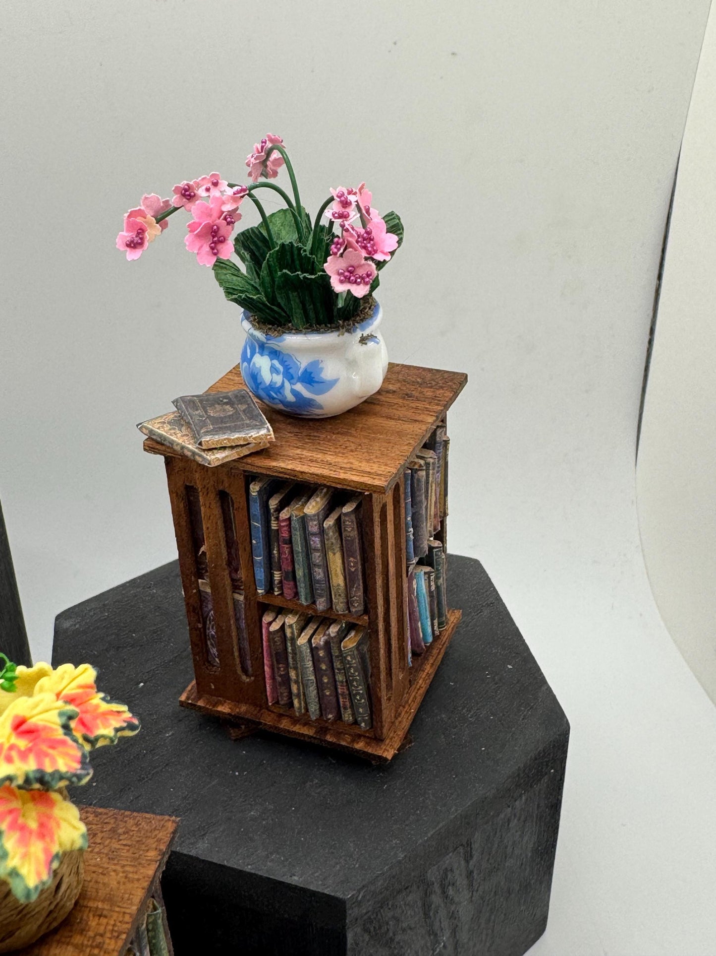 Dolls House Miniatures - 1/12 Revolving Bookcase Table with flowers x1