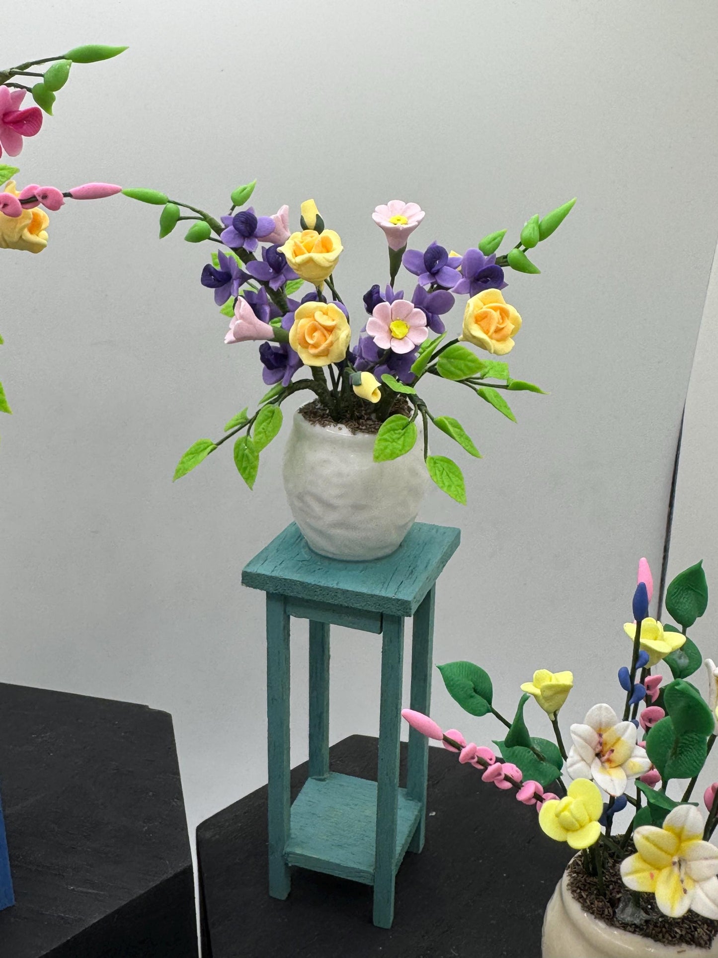 Dolls House Miniatures - 1/12 Plant Table stand with flowers x1