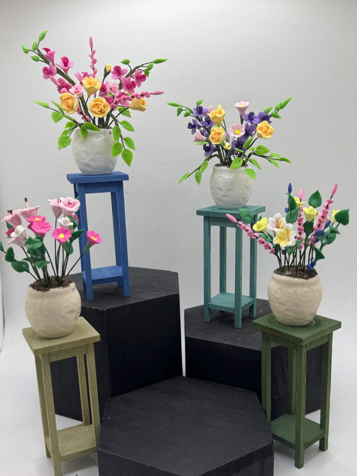 Dolls House Miniatures - 1/12 Plant Table stand with flowers x1