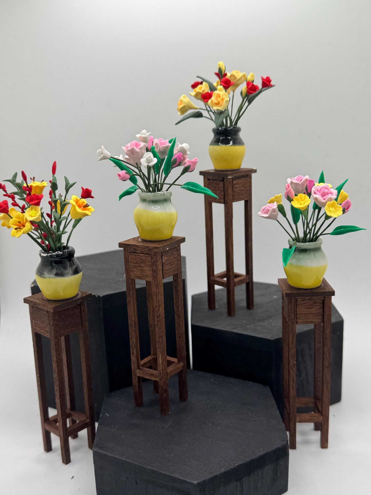 Dolls House Miniatures - 1/12 Plant Table stand with flowers x1