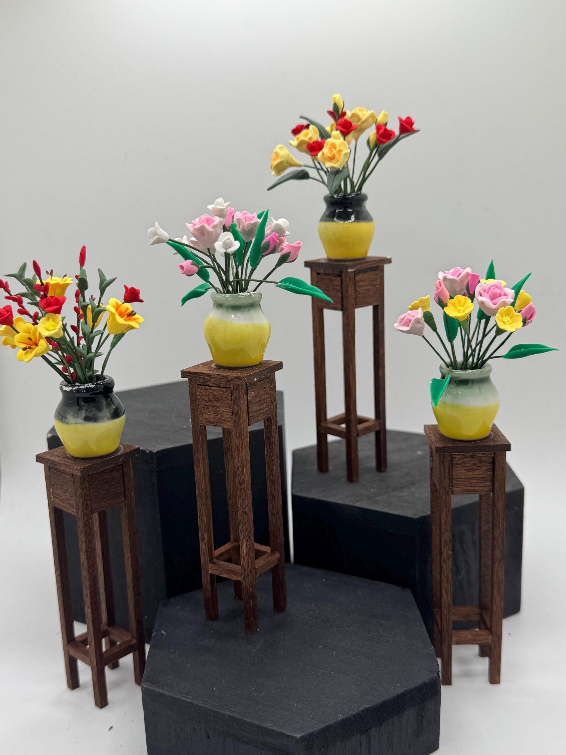 Dolls House Miniatures - 1/12 Plant Table stand with flowers x1