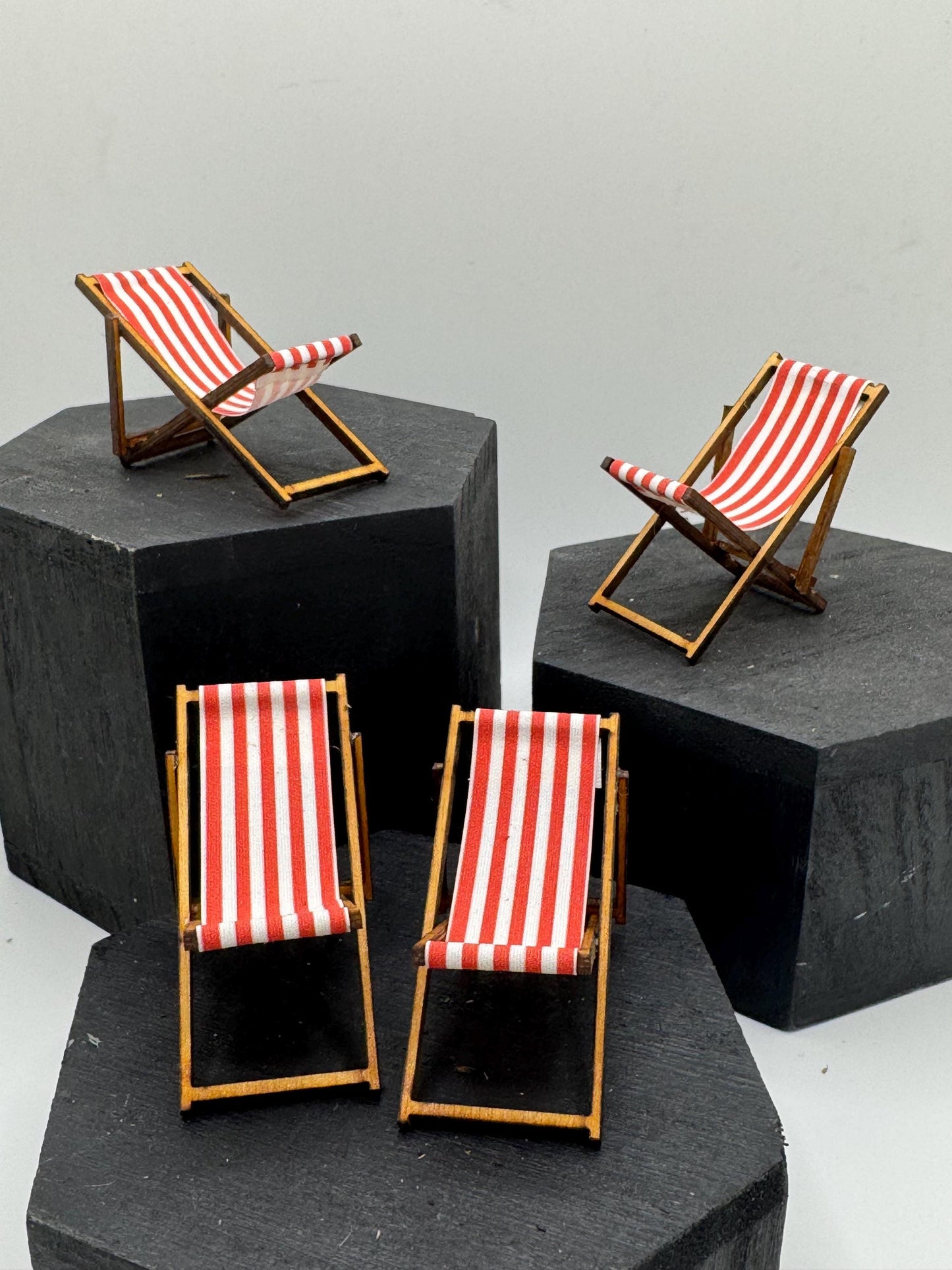 DOLLS HOUSE MINIATURES -   1/24th / 1:24th / Half Inch Scale  - Deck chair x 1