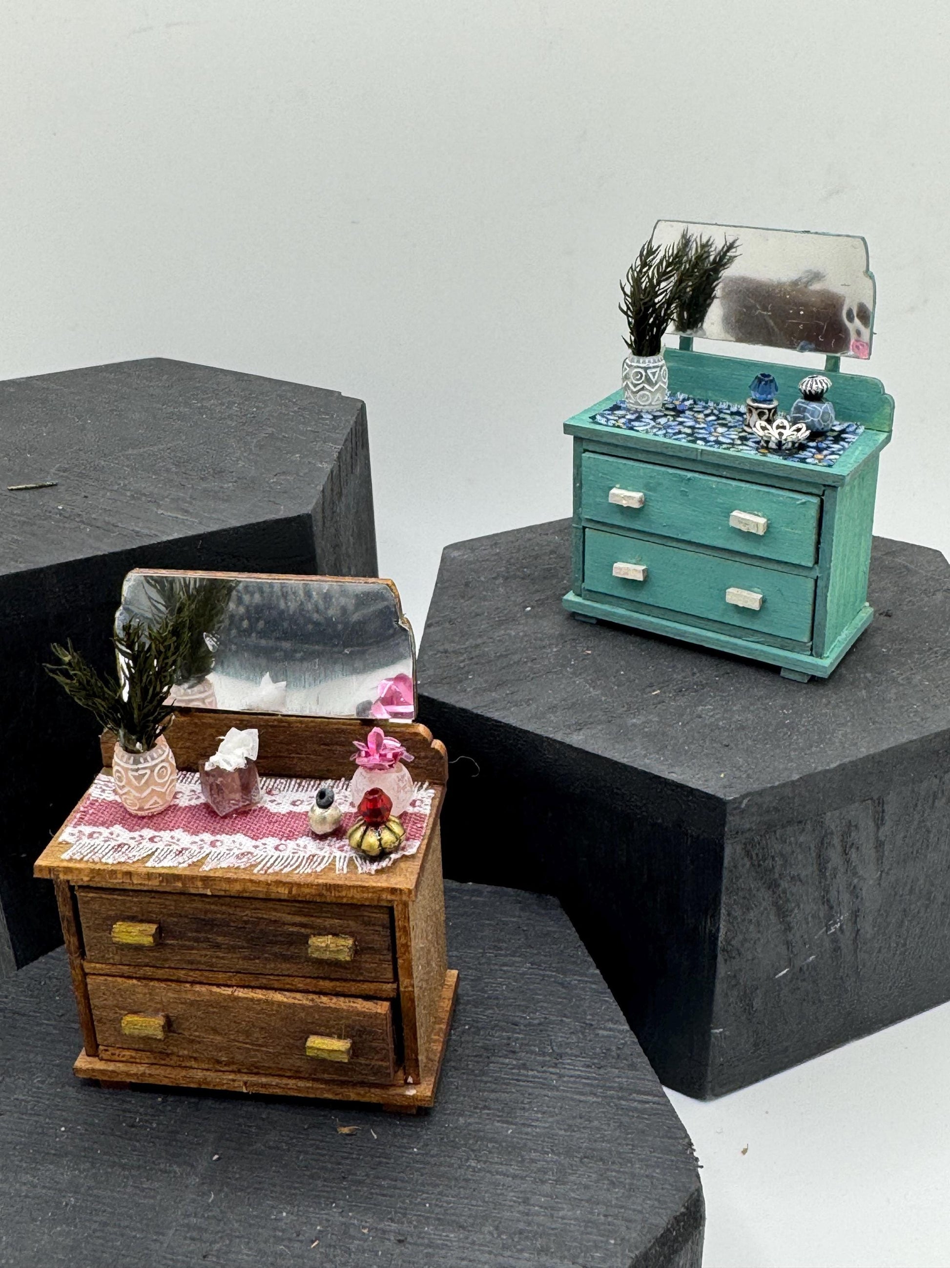 DOLLS HOUSE MINIATURES -   1/24th / 1:24th / Half Inch Scale  - dressing table