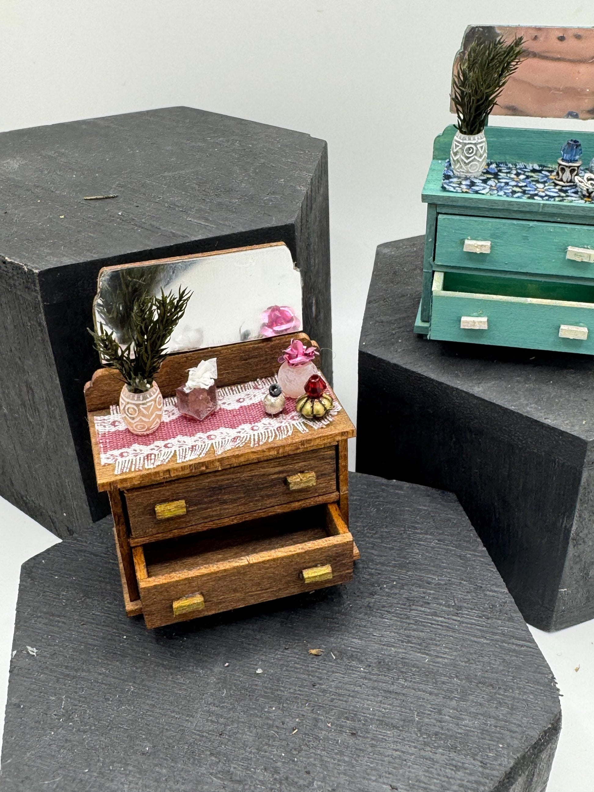 DOLLS HOUSE MINIATURES -   1/24th / 1:24th / Half Inch Scale  - dressing table