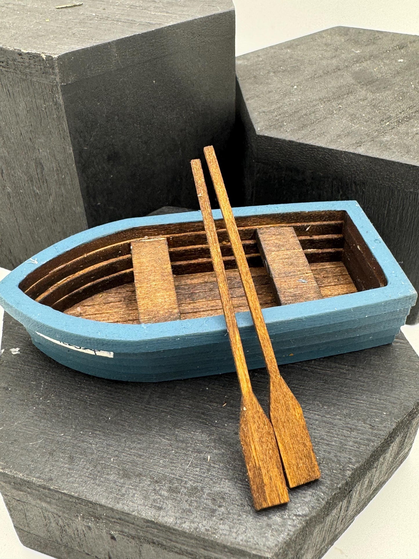 DOLLS HOUSE MINIATURES -   1/24th / 1:24th / Half Inch Scale  - Boat x 1