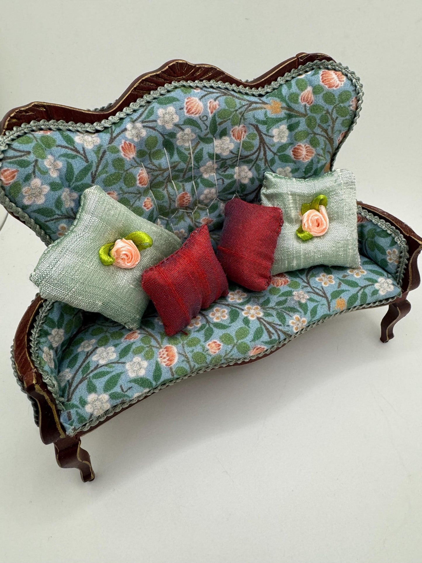 Dolls House Miniatures - 1/12 elegant seat with William Morris fabric