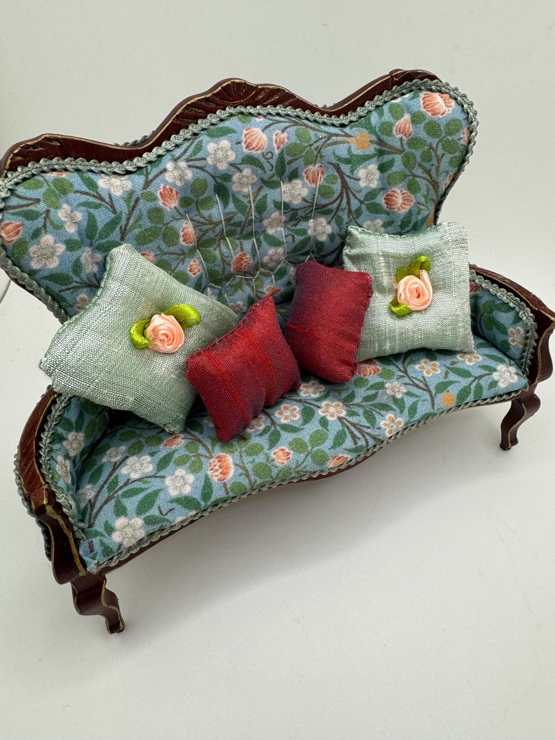 Dolls House Miniatures - 1/12 elegant seat with William Morris fabric