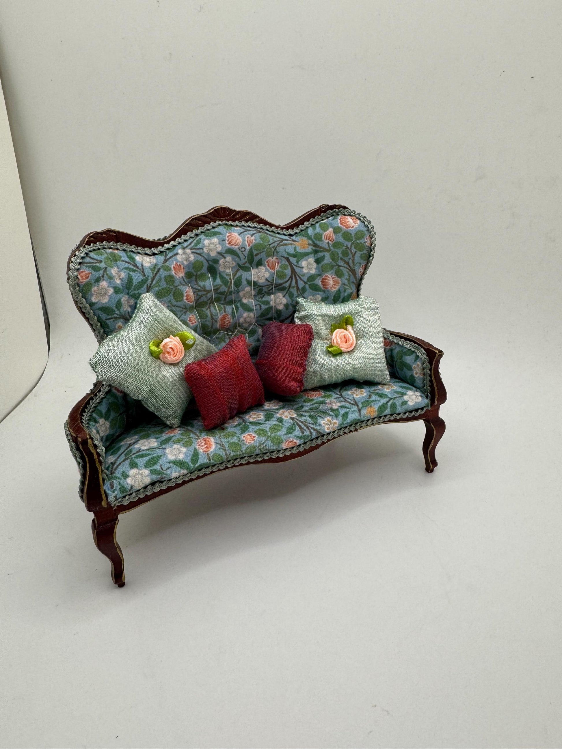 Dolls House Miniatures - 1/12 elegant seat with William Morris fabric