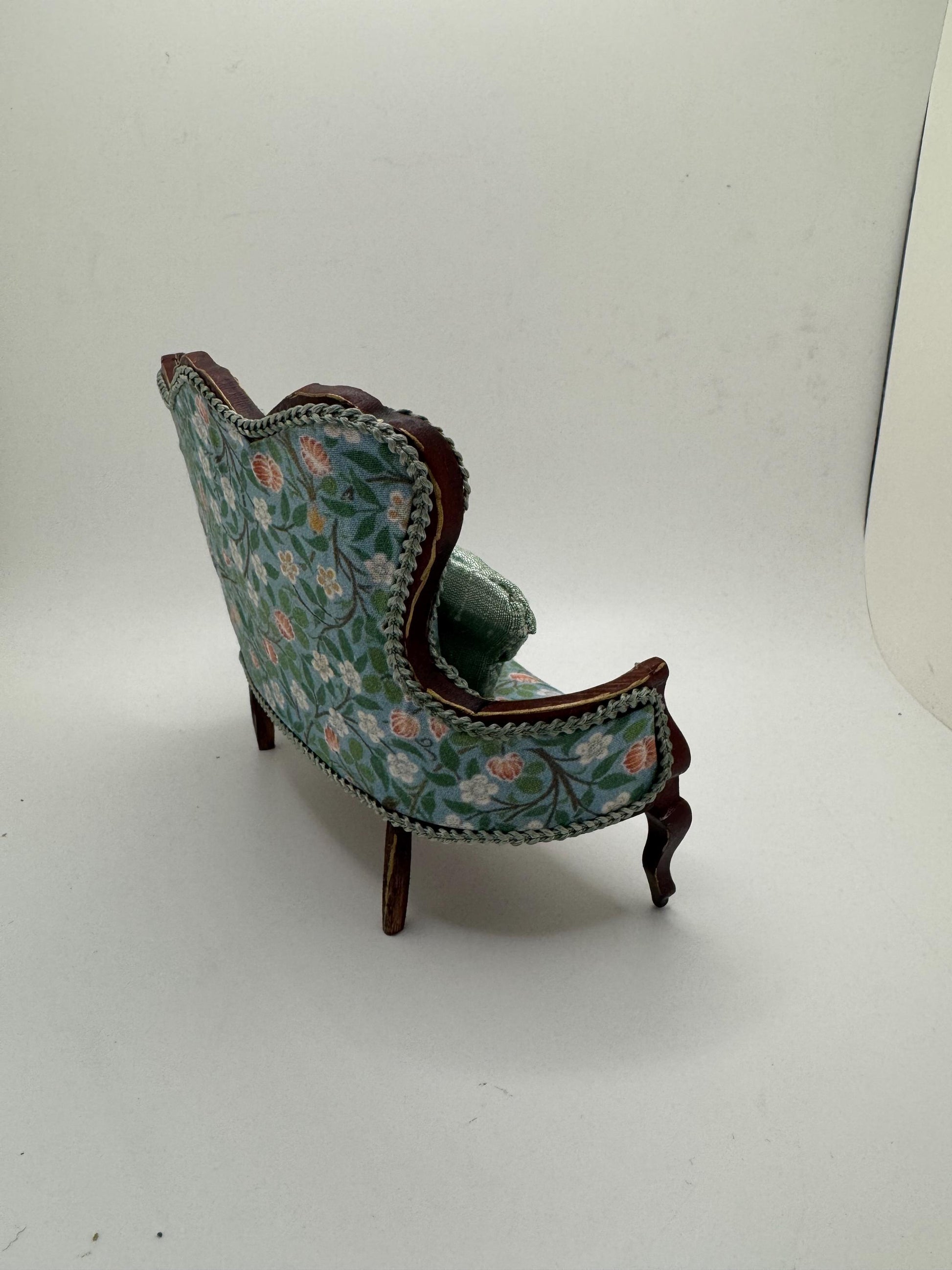 Dolls House Miniatures - 1/12 elegant seat with William Morris fabric
