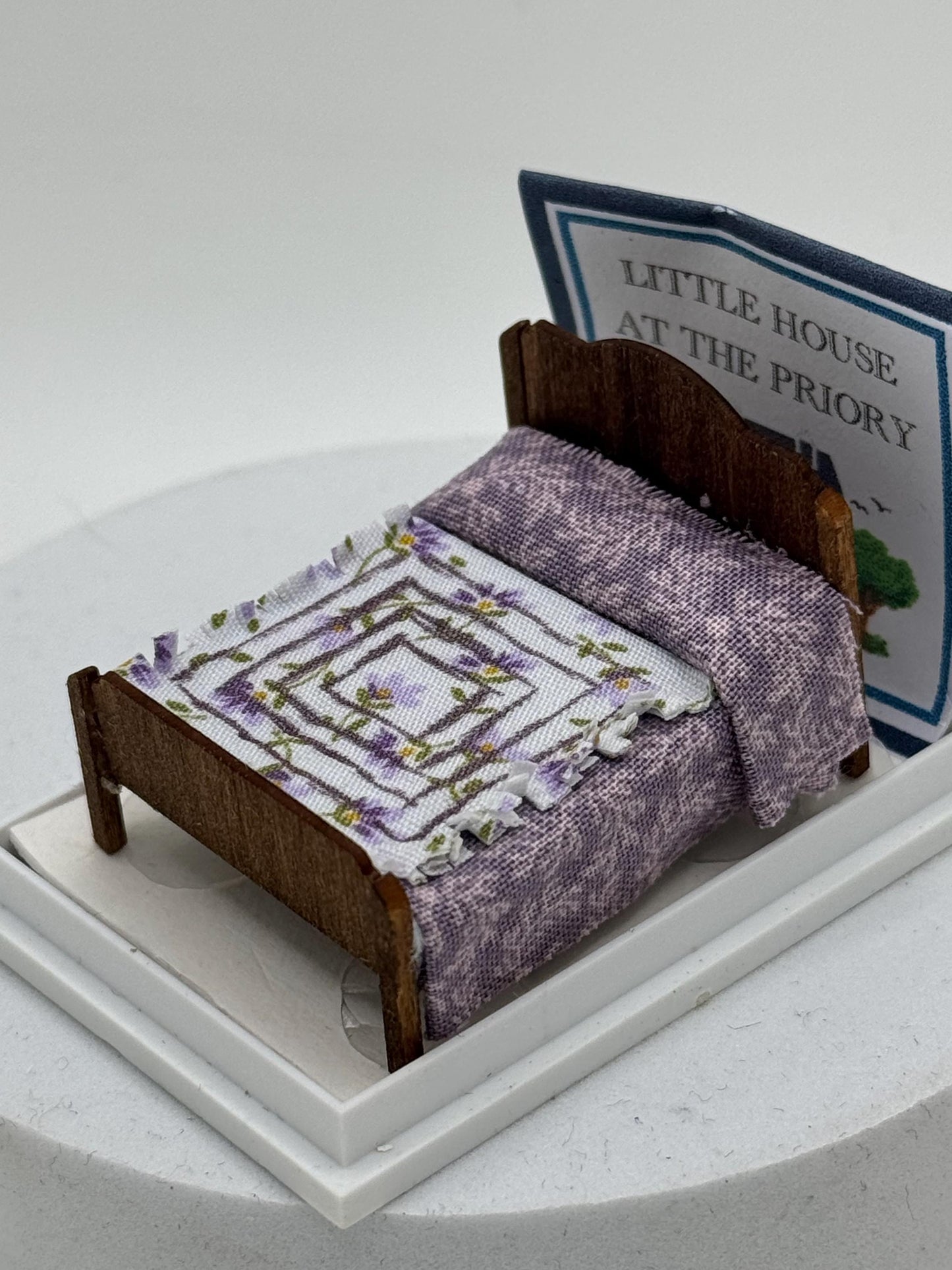 Dolls House 1/48th / 1:48 /Quarter Scale - Double  bed