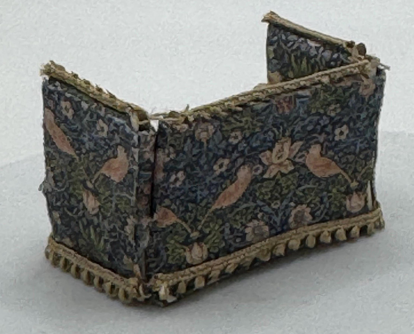 Dolls House 1/48th - William Morris Knole Sofa