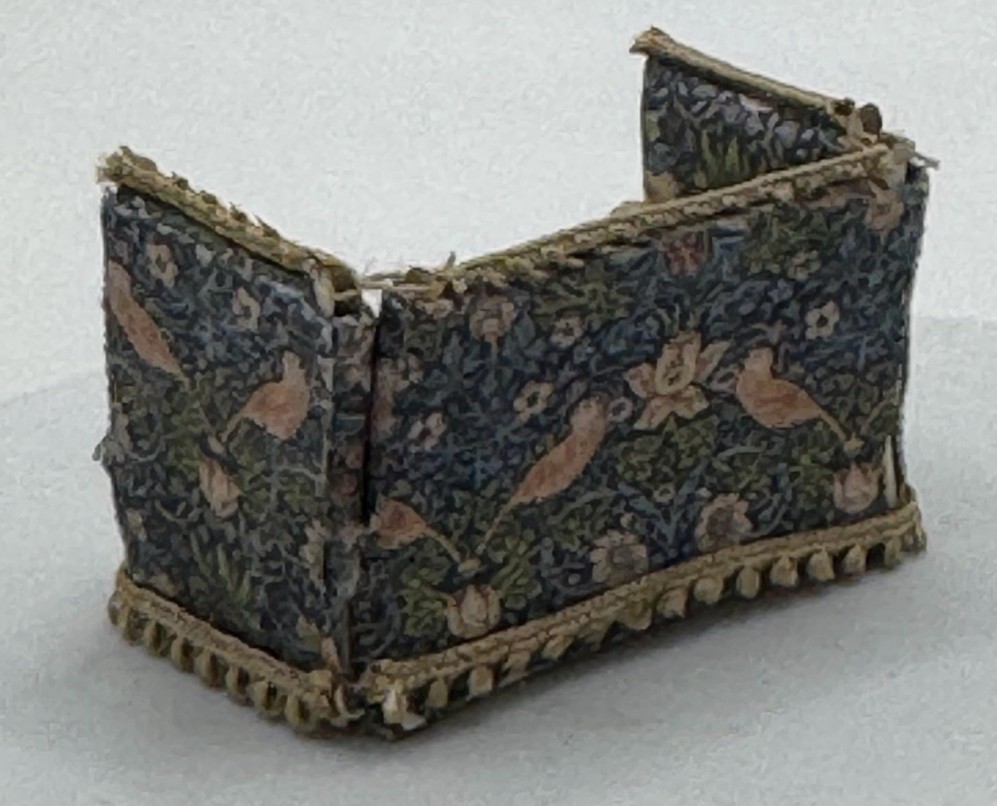 Dolls House 1/48th - William Morris Knole Sofa