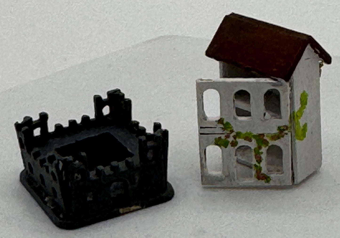 Dolls House 1/48th - Dollshouse And Toy Fort