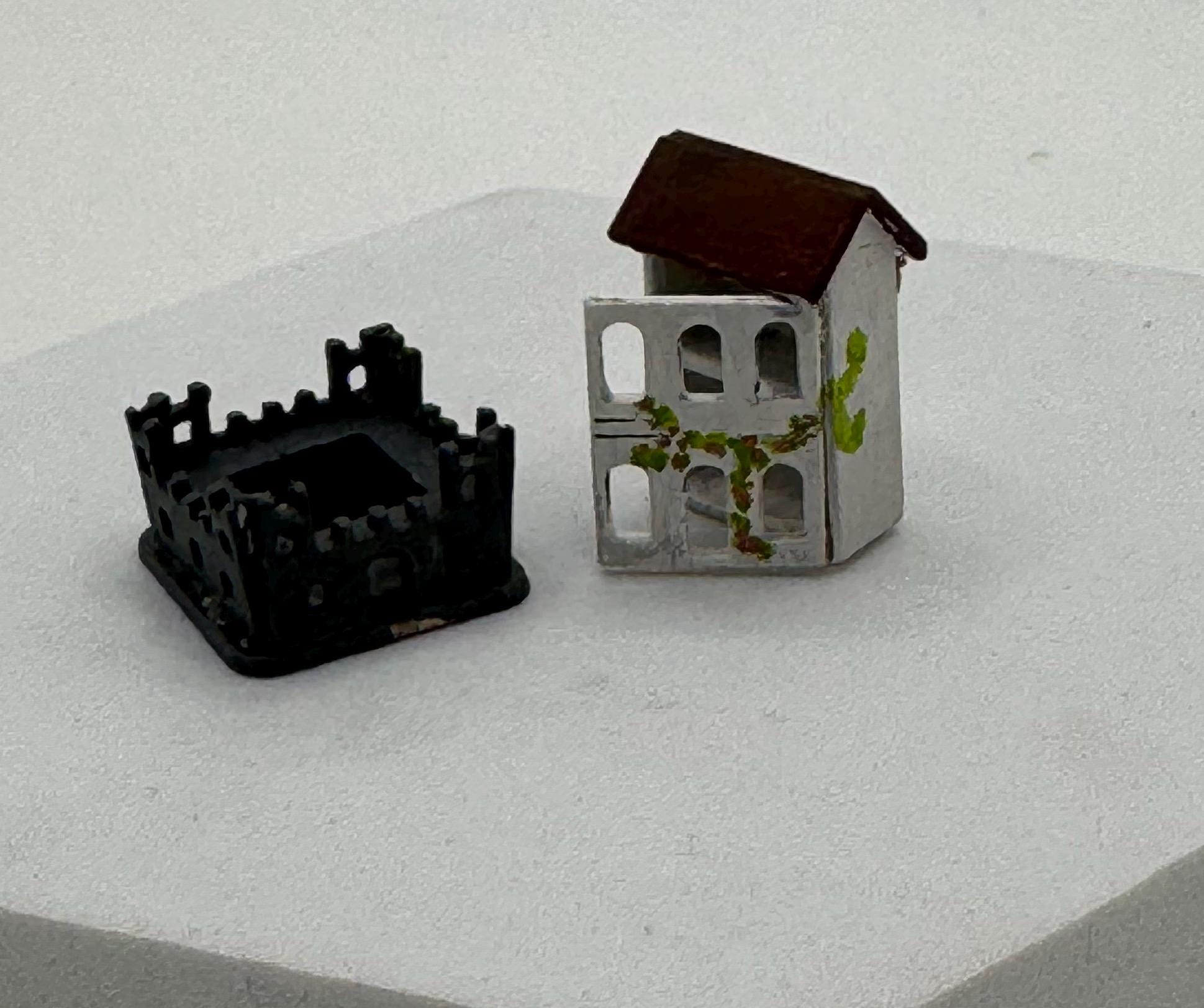 Dolls House 1/48th - Dollshouse And Toy Fort