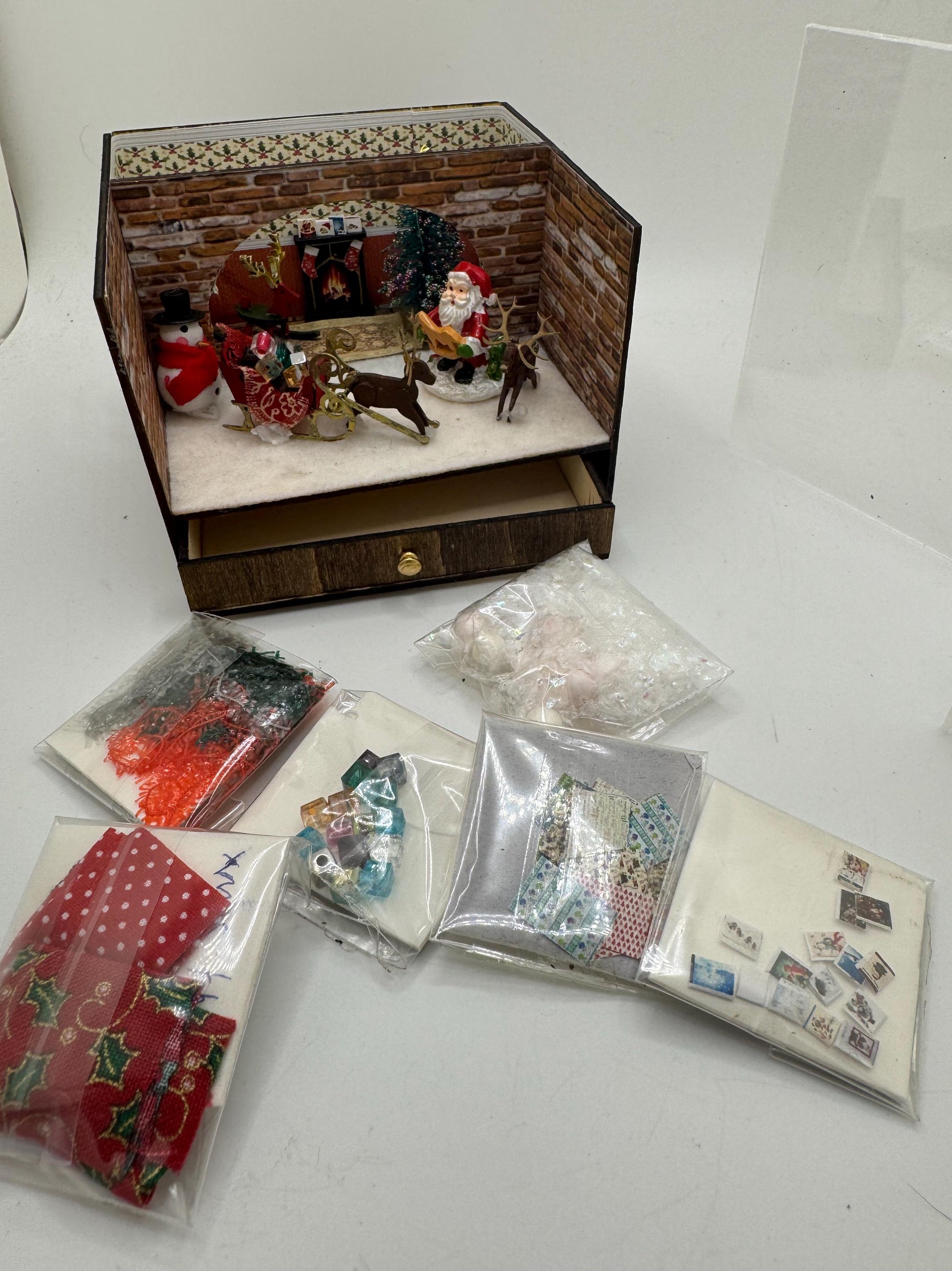 DOLLS HOUSE MINIATURES - 1/48th room box - Christmas