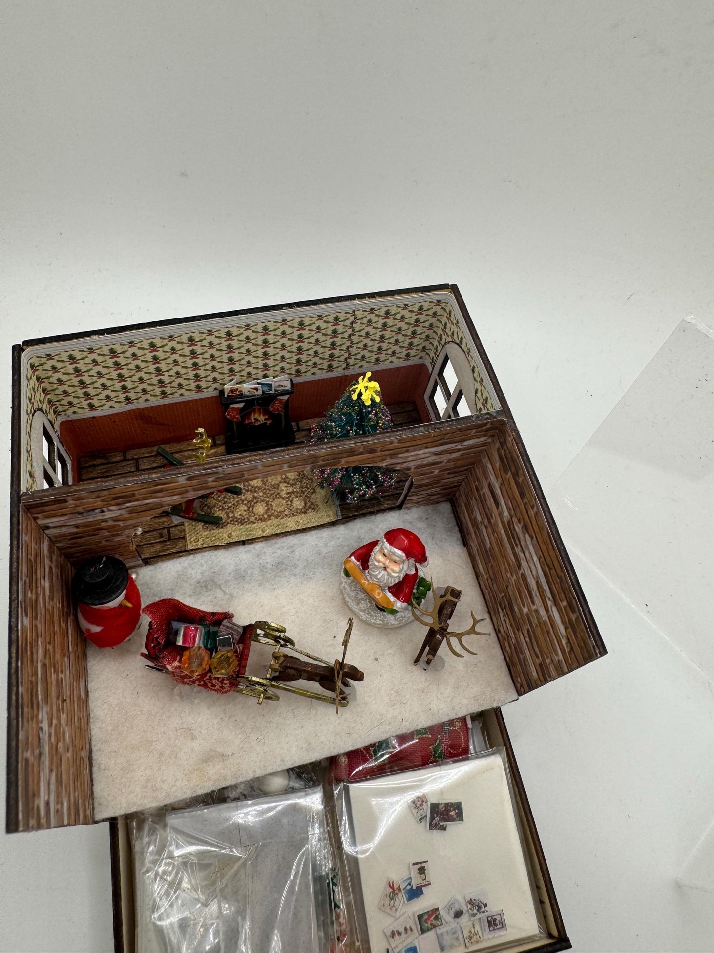 DOLLS HOUSE MINIATURES - 1/48th room box - Christmas