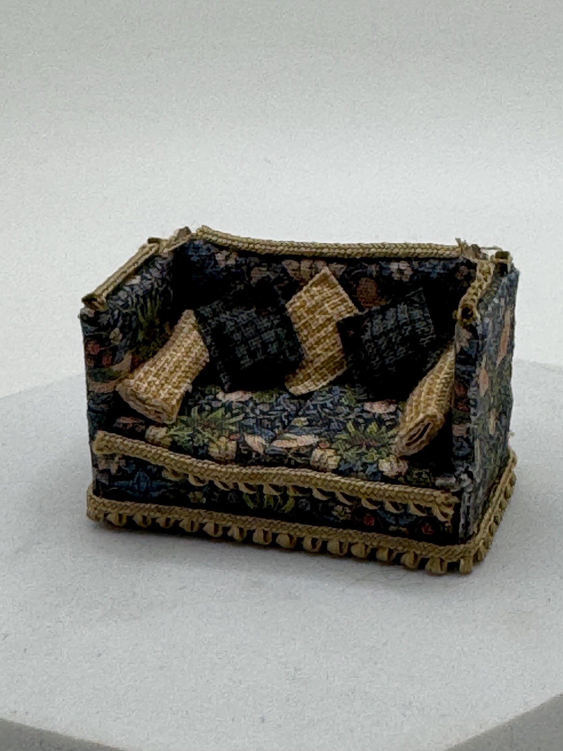 Dolls House 1/48th - William Morris Knole Sofa