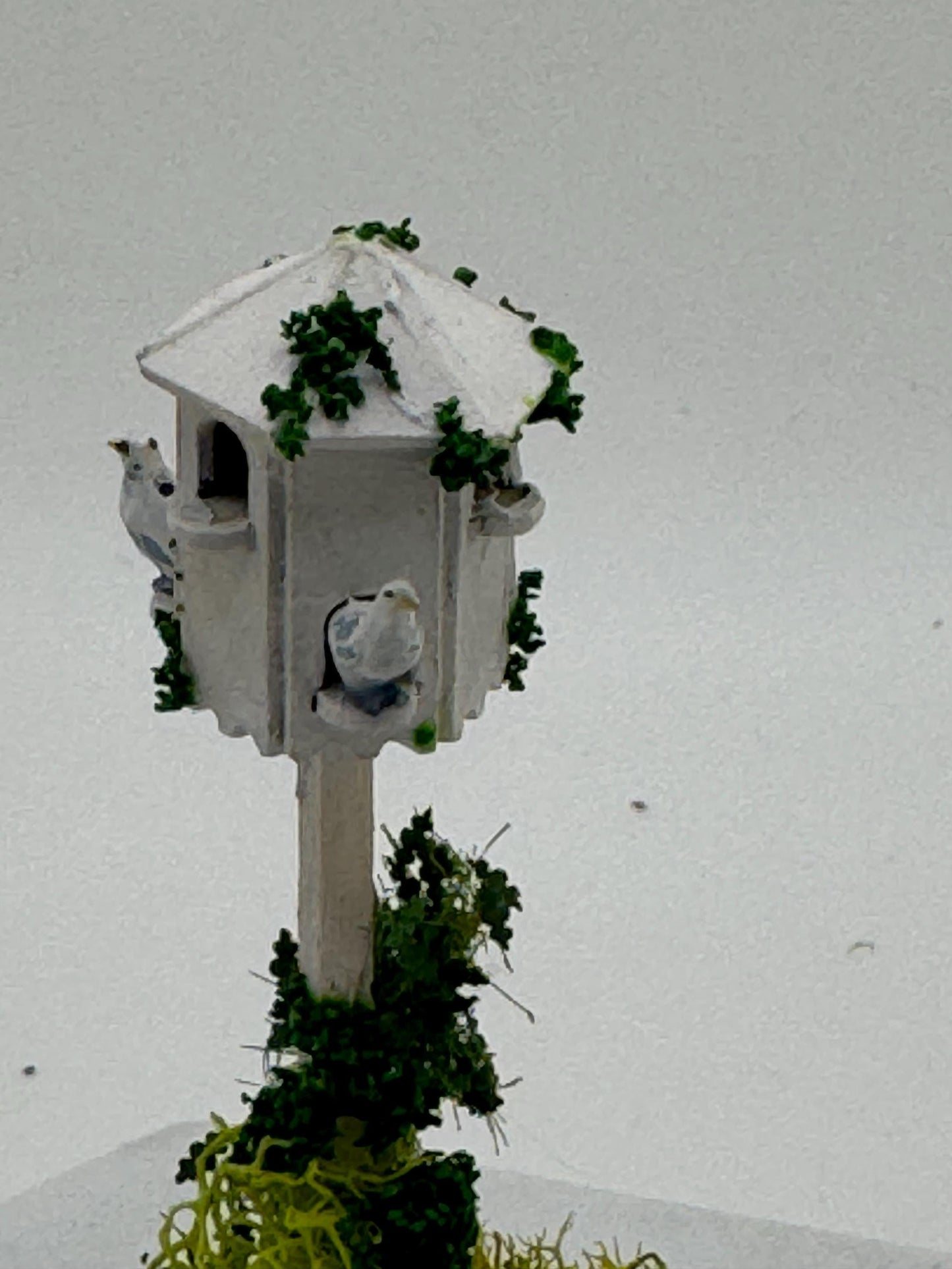 Dolls House 1/48th - Dovecote with Doves