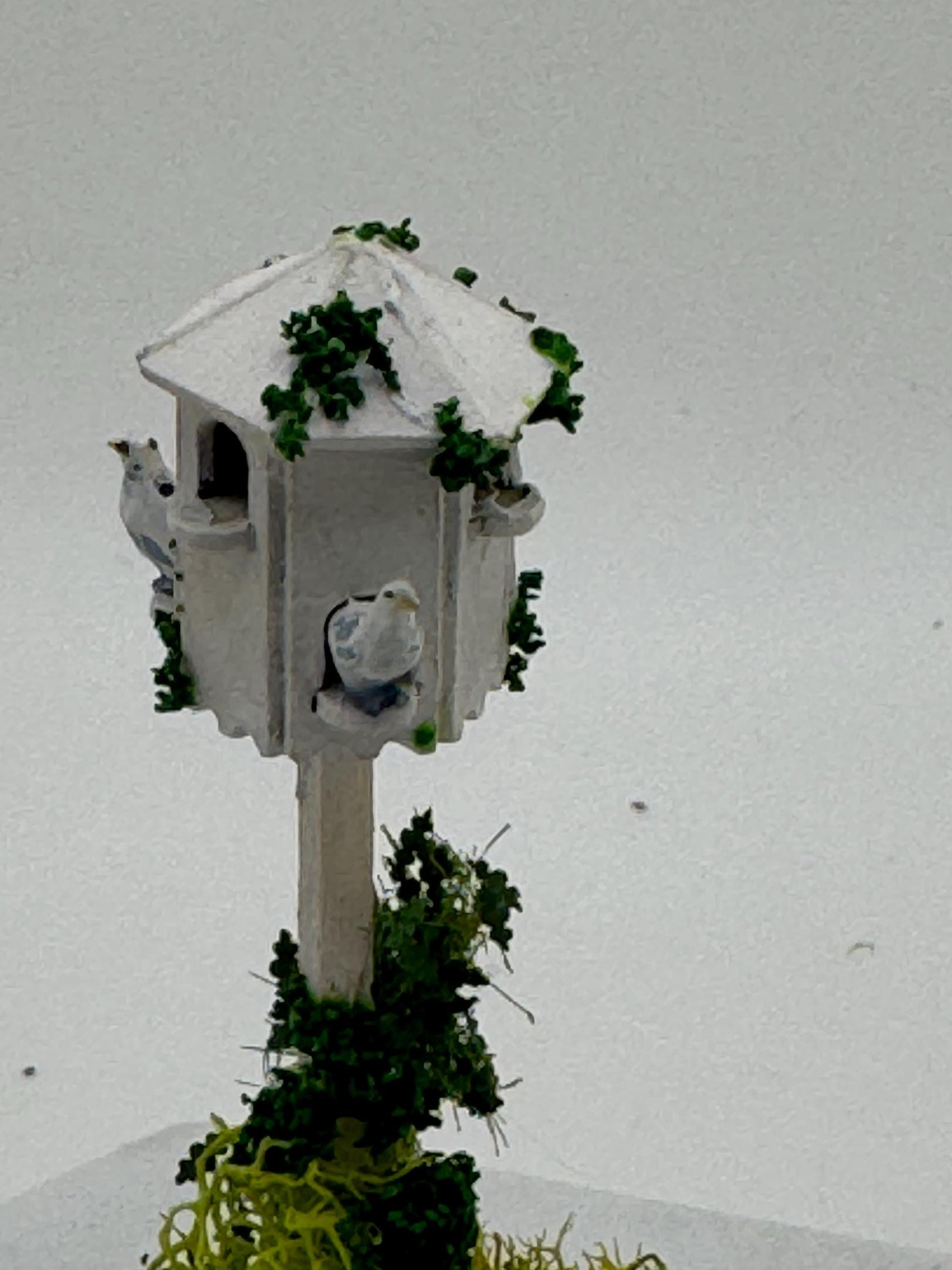Dolls House 1/48th - Dovecote with Doves