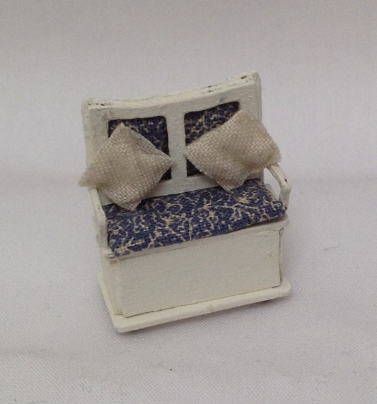 Dolls House Miniatures - Hand Painted Pretty 1/48th (1/4inch) quarter-scale Settle Seat