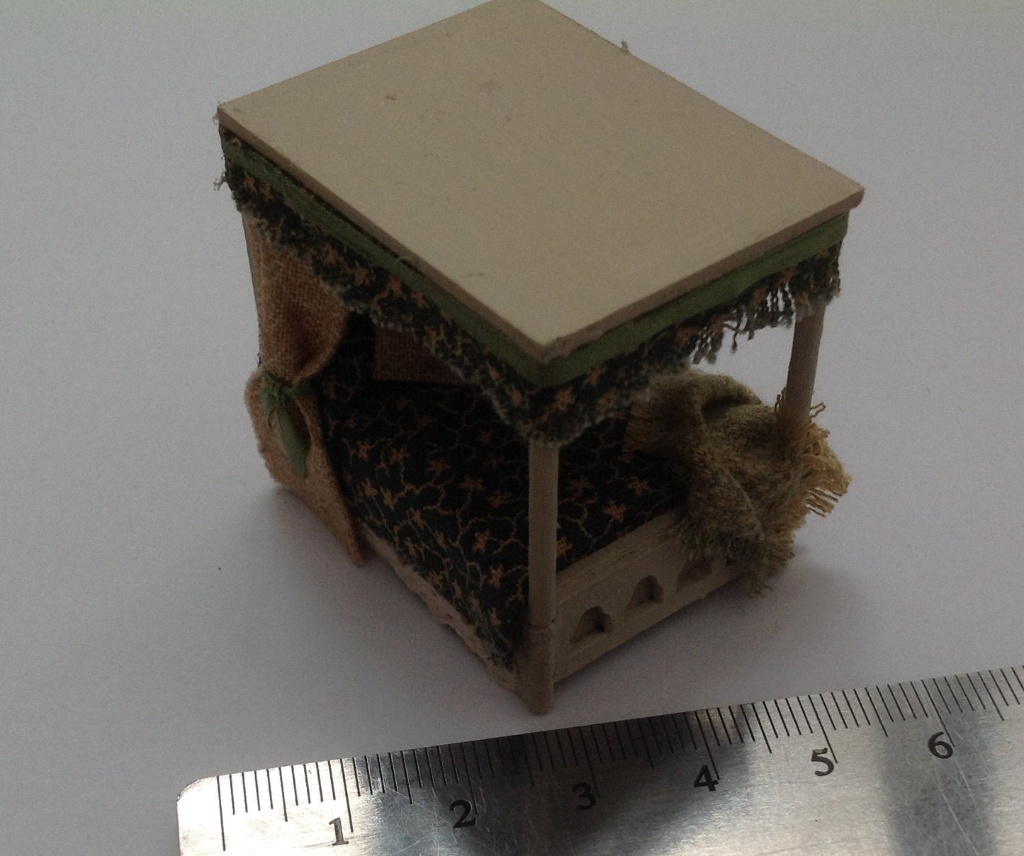 Dolls House Miniatures - Hand Painted Four Poster Bed (1/48th / 1:48/Quarter Scale - william